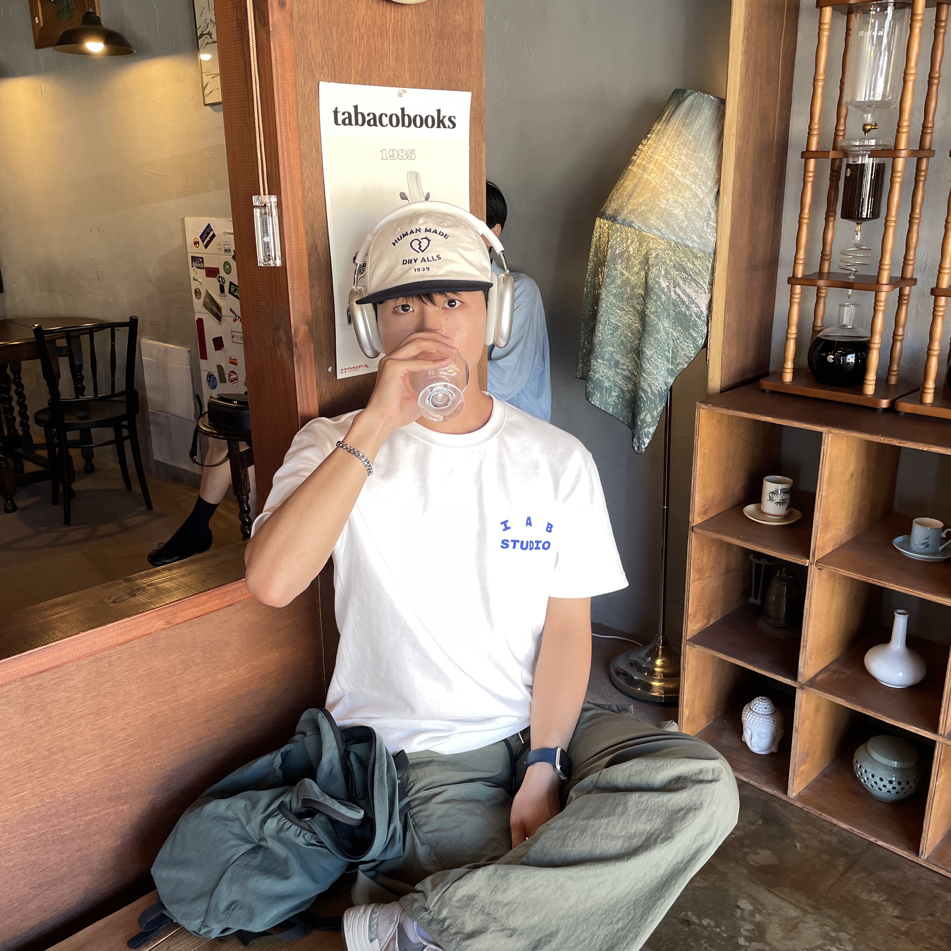 IAB Studio 10th Anniversary T-Shirt White, Apple AirPods Max Lightning Silver (Korean Ver.) 착용 스타일 - 1