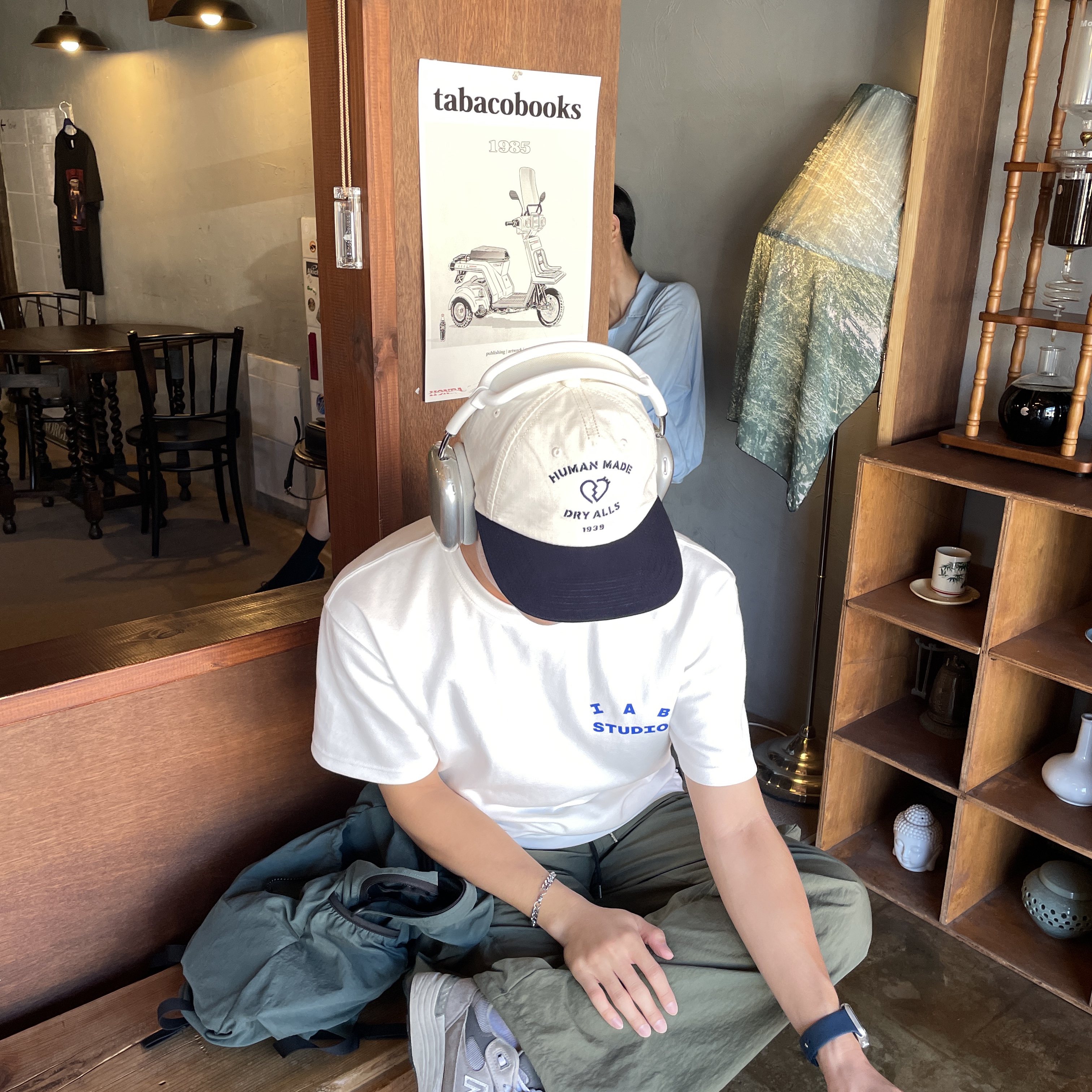 IAB Studio 10th Anniversary T-Shirt White, Apple AirPods Max Lightning Silver (Korean Ver.) 착용 스타일 - 2