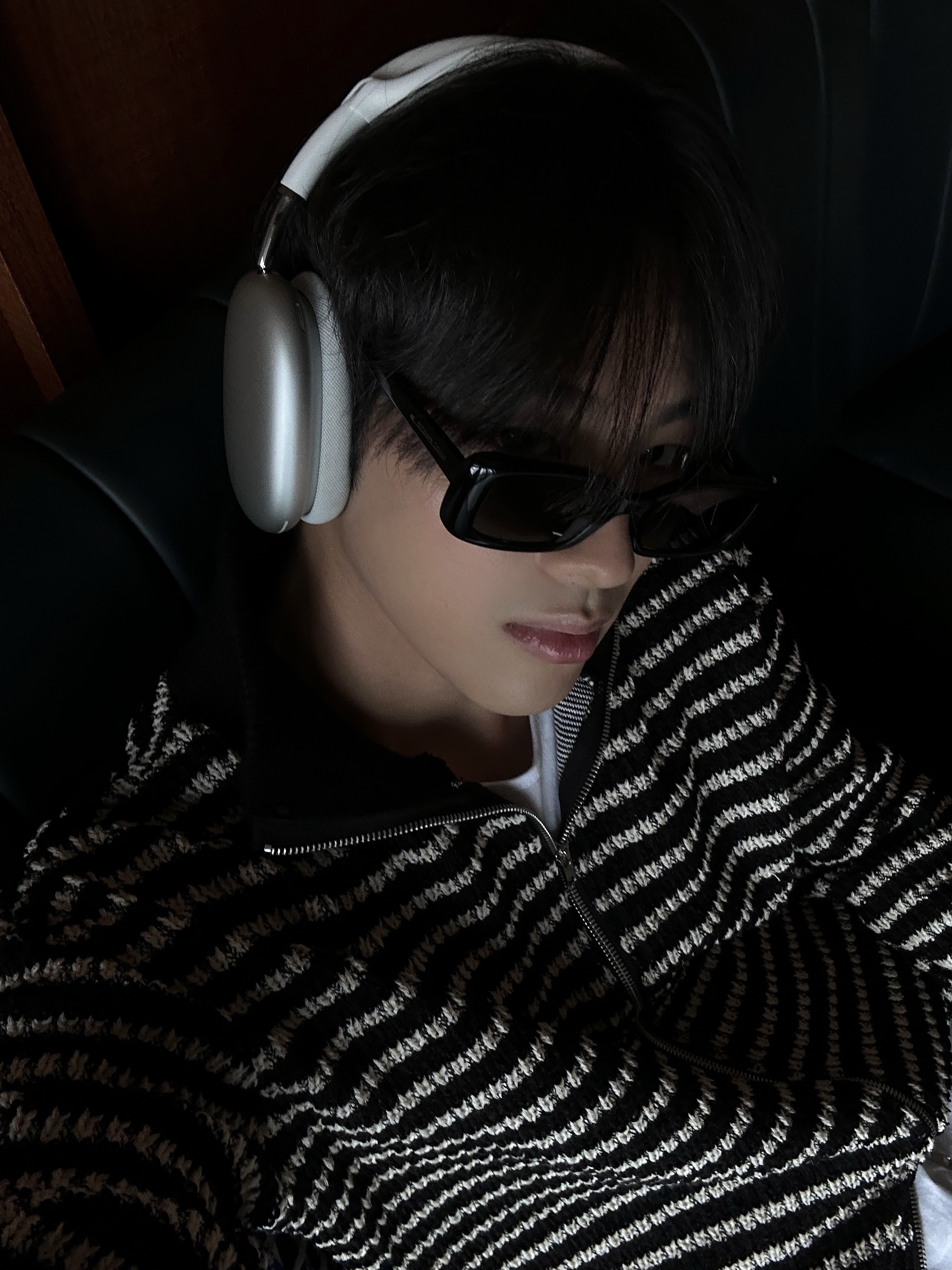 Apple AirPods Max Lightning Silver (Korean Ver.), Gentle Monster x Maison Margiela MM004 Black Black 착용 스타일 - 5