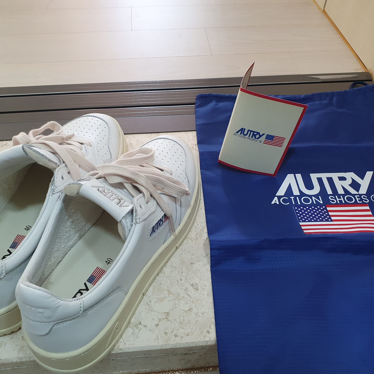 Autry Medalist Low Leather Sneakers White 착용 스타일 - 1