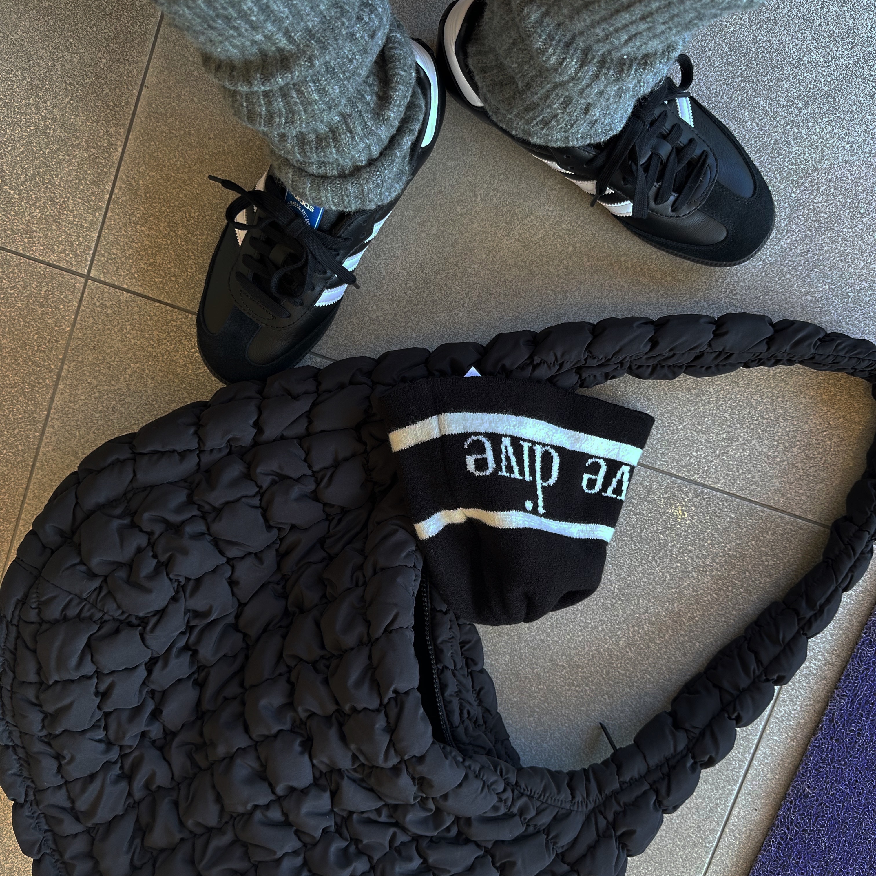Adidas Samba OG Black White Gum, COS Quilted Oversized Shoulder Bag Black 착용 스타일 - 4