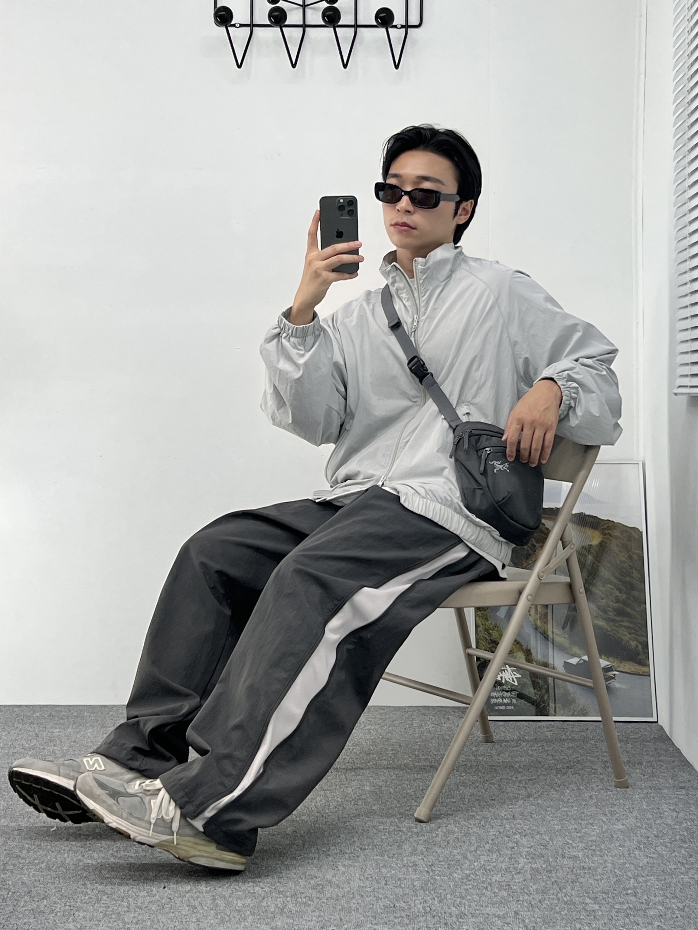 New Balance 993 Made in USA Grey - D Standard, Arc'teryx Mantis 1 Waistpack Black 착용 스타일 - 1