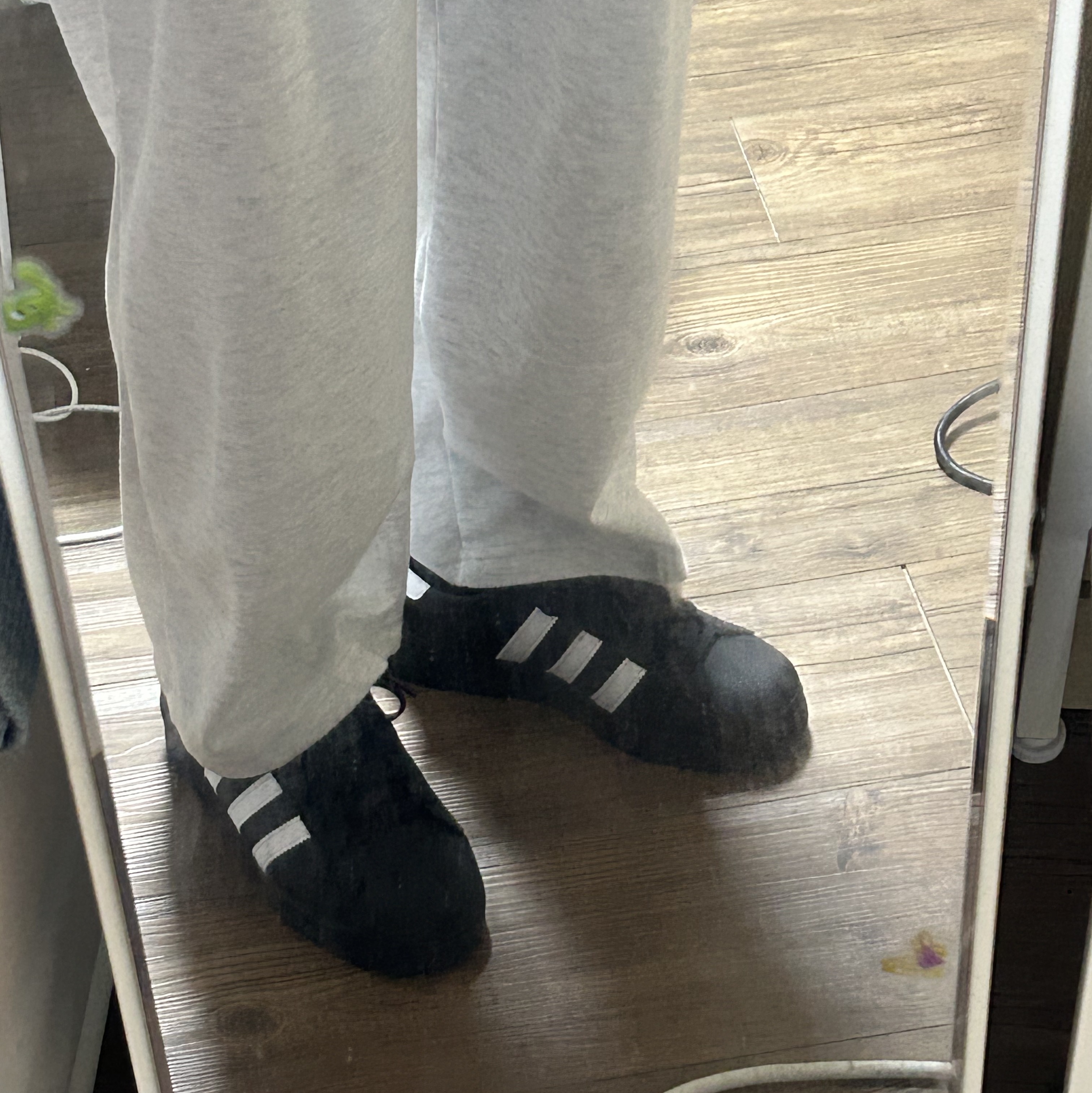 Adidas Superstar Core Black White 착용 스타일 - 1