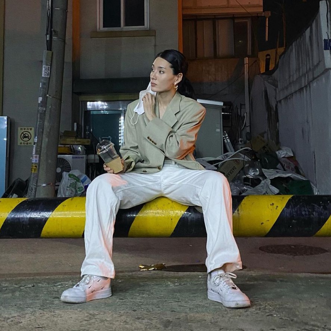 (W) Nike Air Force 1 Low '07 LX Chrome Luxe, Maison Margiela 5AC Mini Bag Black 착용 스타일 - 2