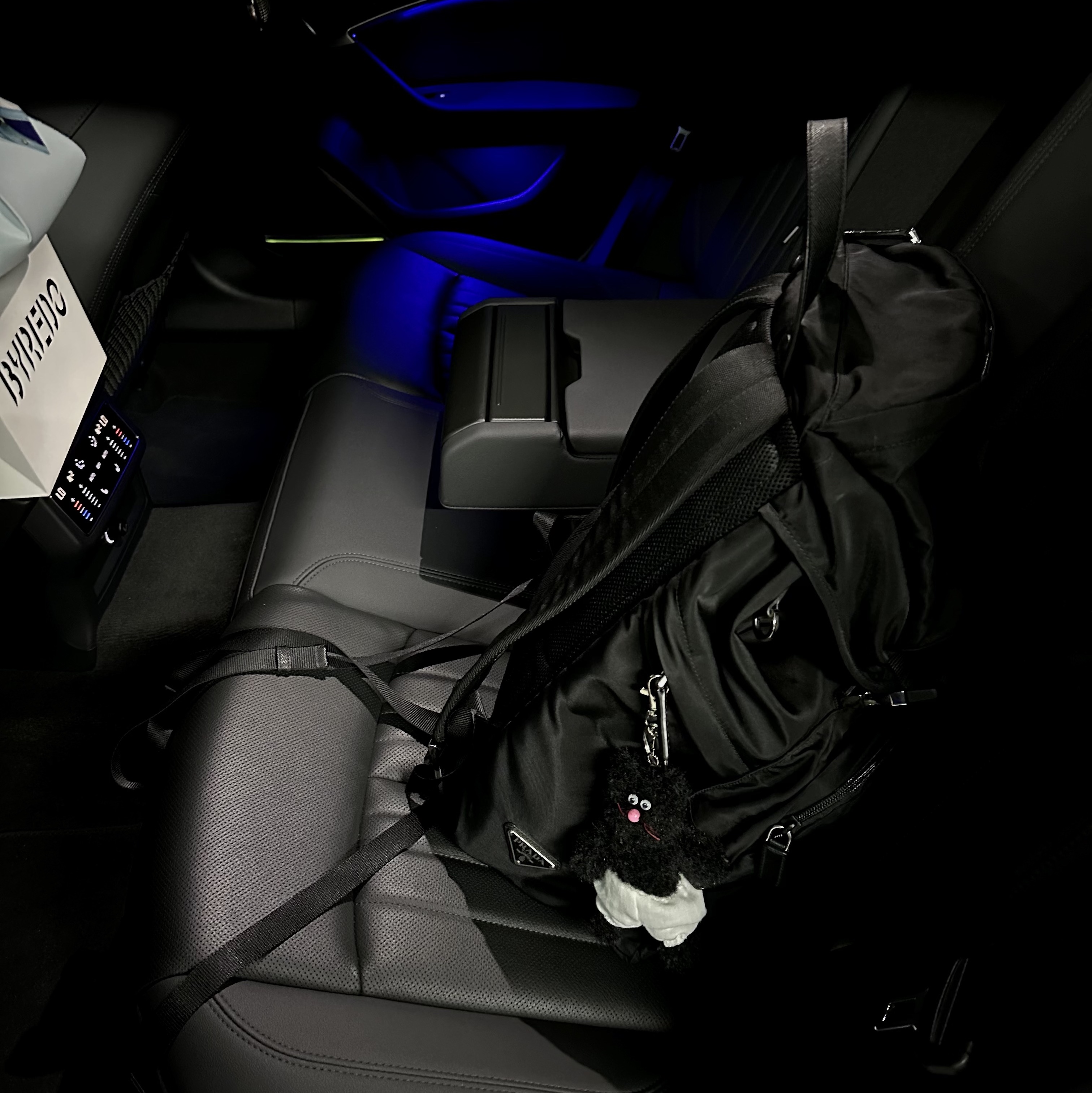 Monamhee Beulpingi Keyring with White Pants Black, Prada Re-Nylon and Saffiano Leather Backpack Black 착용 스타일