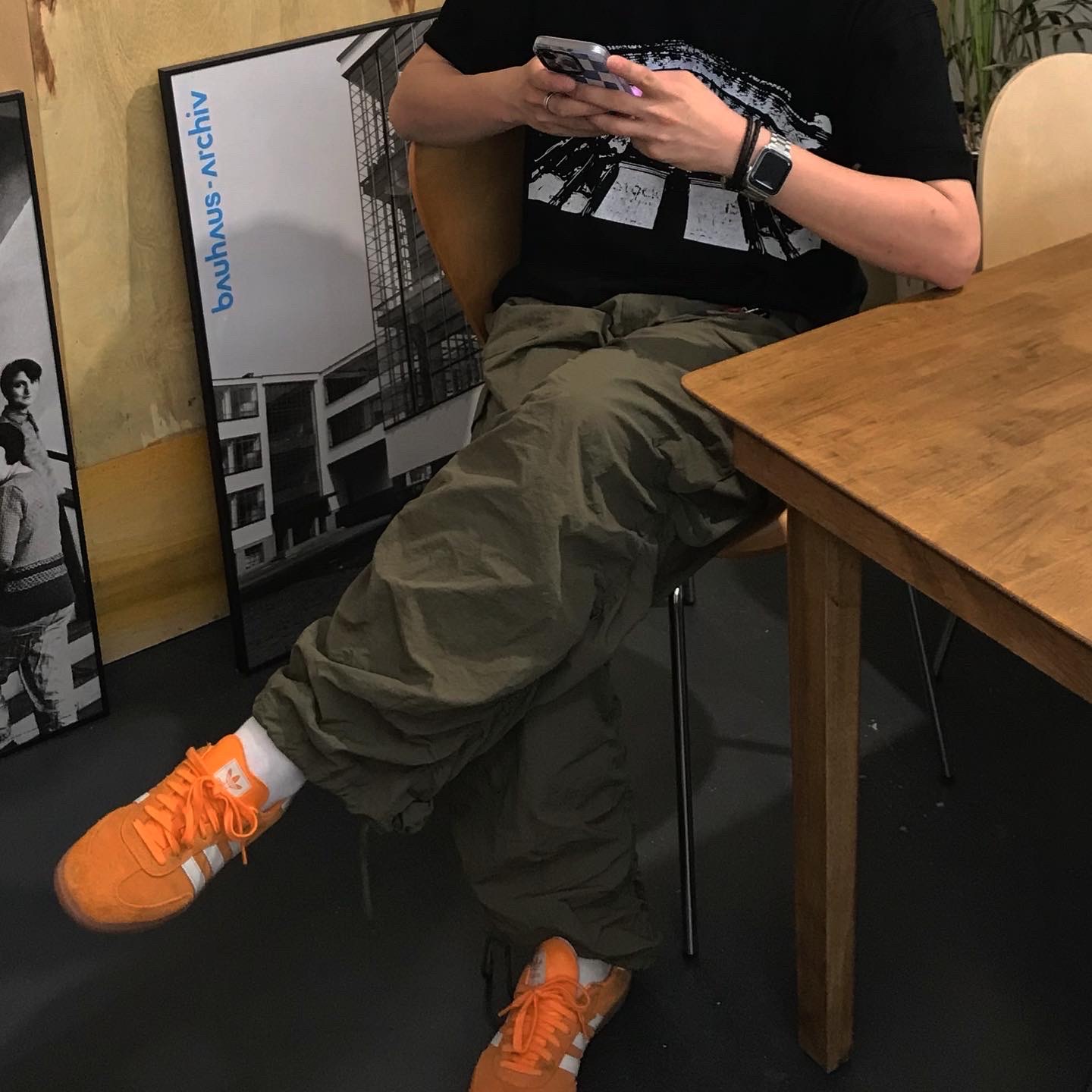 Adidas Samba OG Orange Rush 착용 스타일