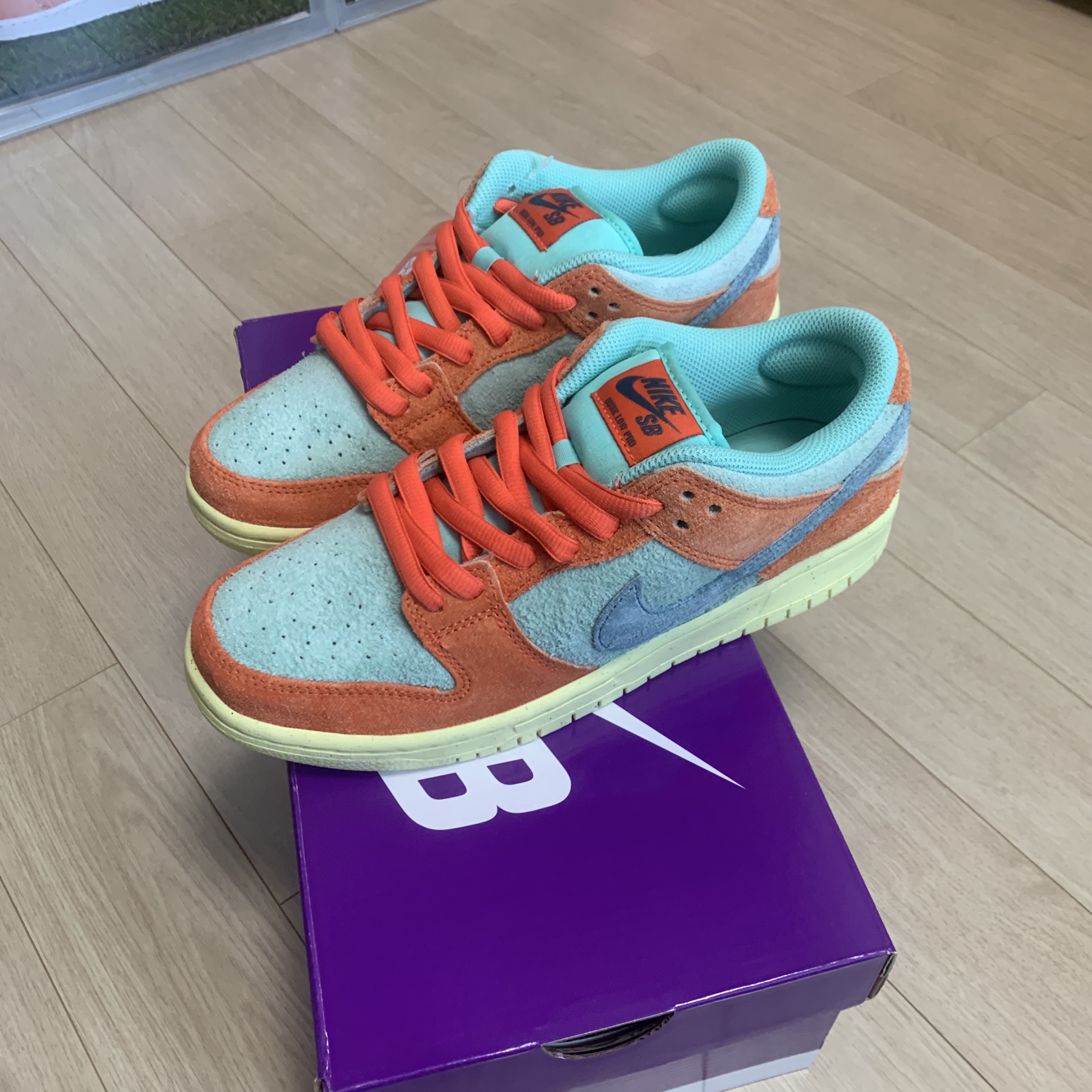 Nike SB Dunk Low Pro Premium Orange and Emerald Rise 착용 스타일 - 2