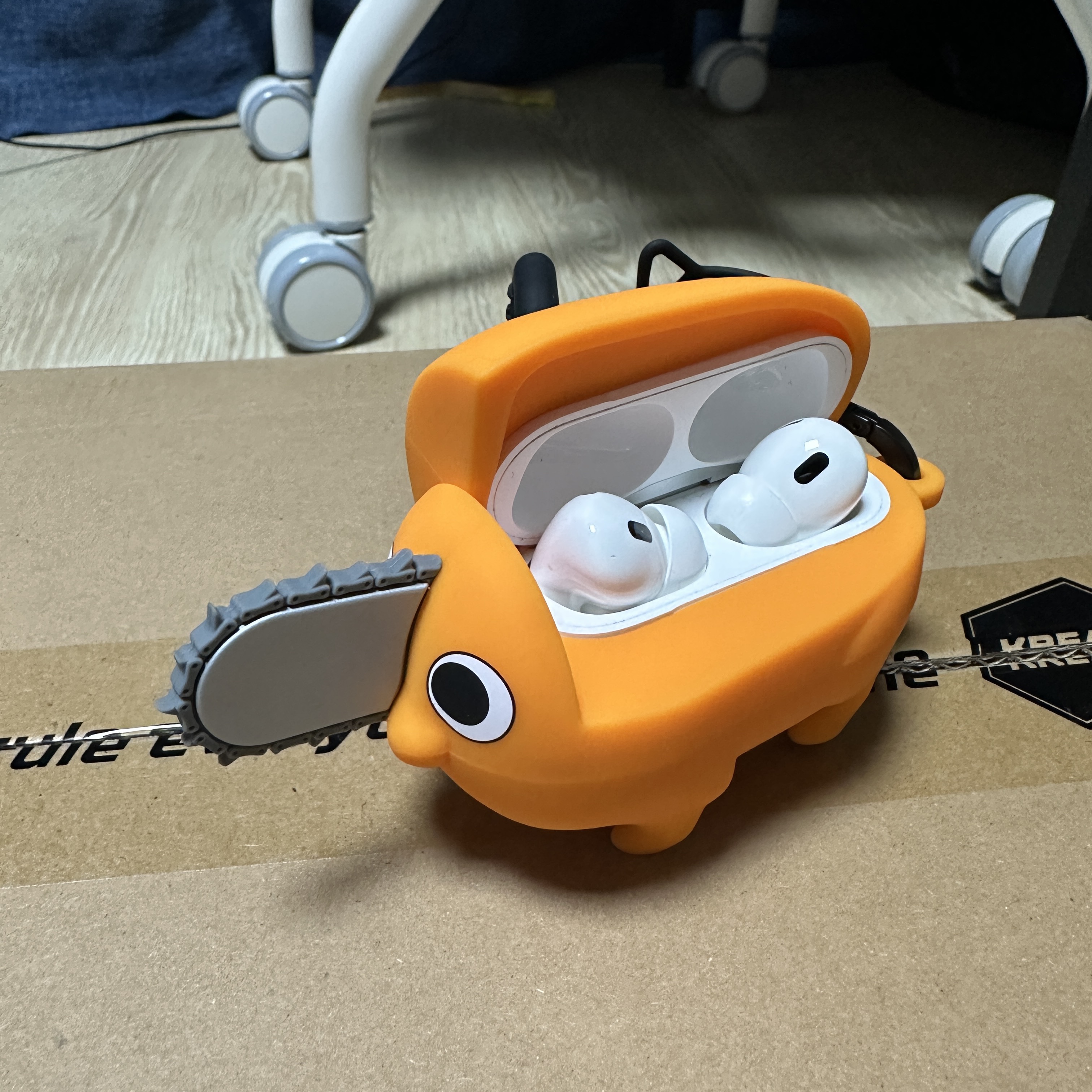 Casetify x Chainsaw Man Pochita Collectible AirPods Pro 1st/2nd Gen Case 착용 스타일 - 2