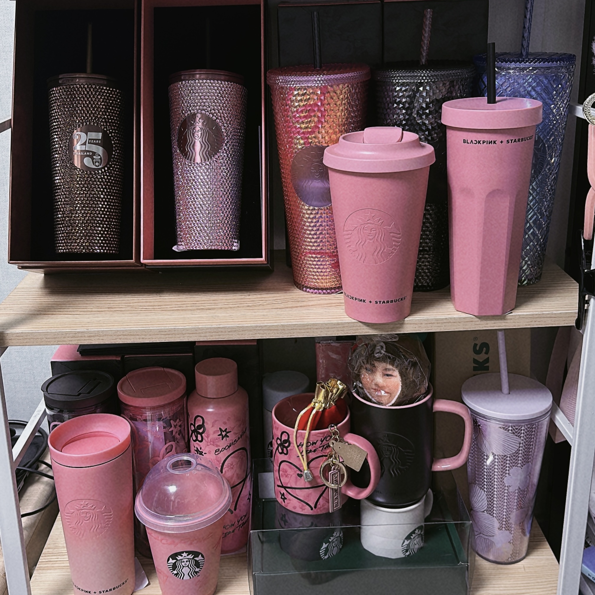 Starbucks x Blackpink Ceramic Mug 473ml, Starbucks x Blackpink Black Stud Cold Cup 710ml 착용 스타일
