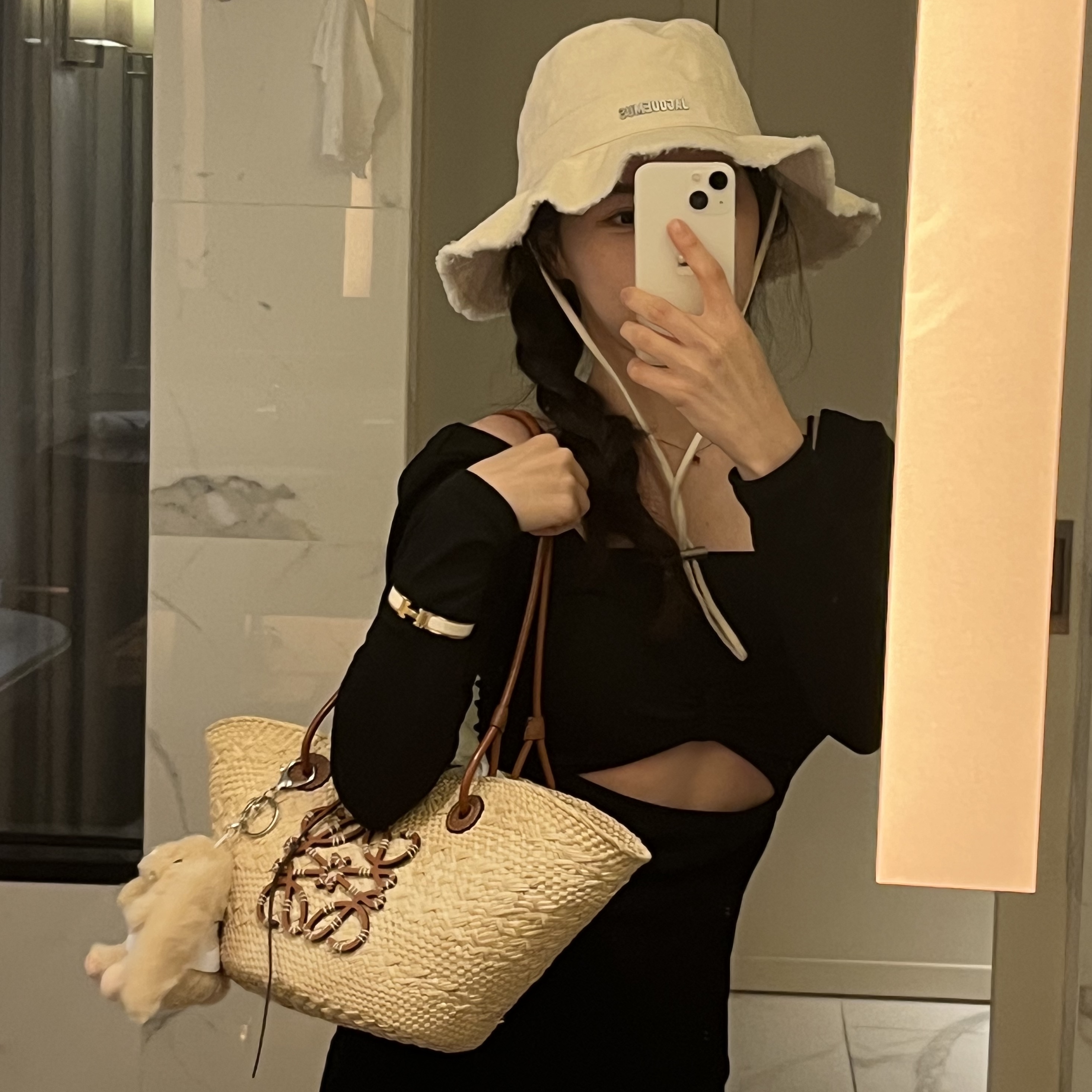 Loewe Anagram Basket Bag in Iraca Palm and Calfskin Natural Tan, Loewe Small Anagram Basket Bag in Iraca Palm and Calfskin Natural Tan 착용 스타일 - 3