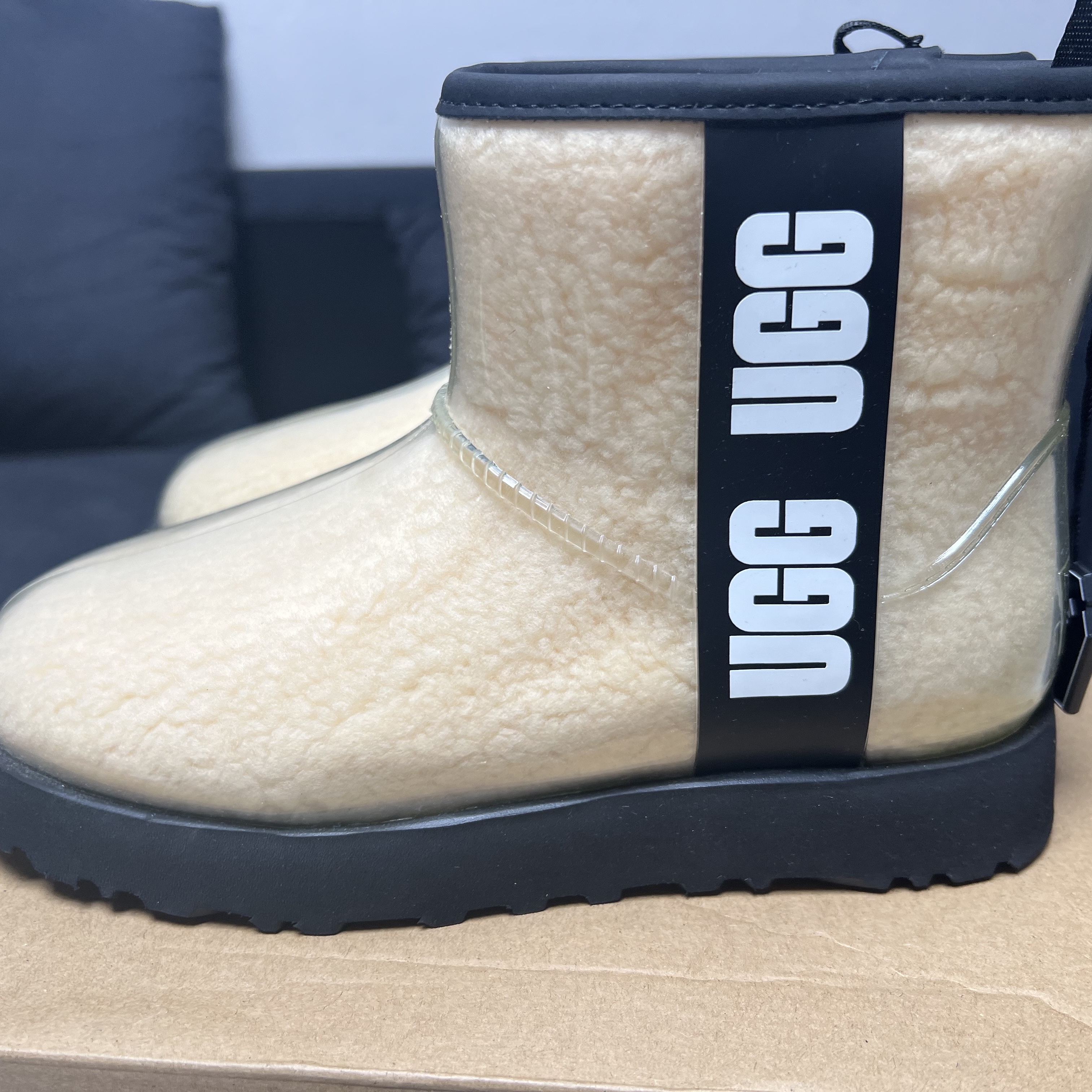 (W) UGG Classic Clear Mini Boots Natural Black 착용 스타일 - 2