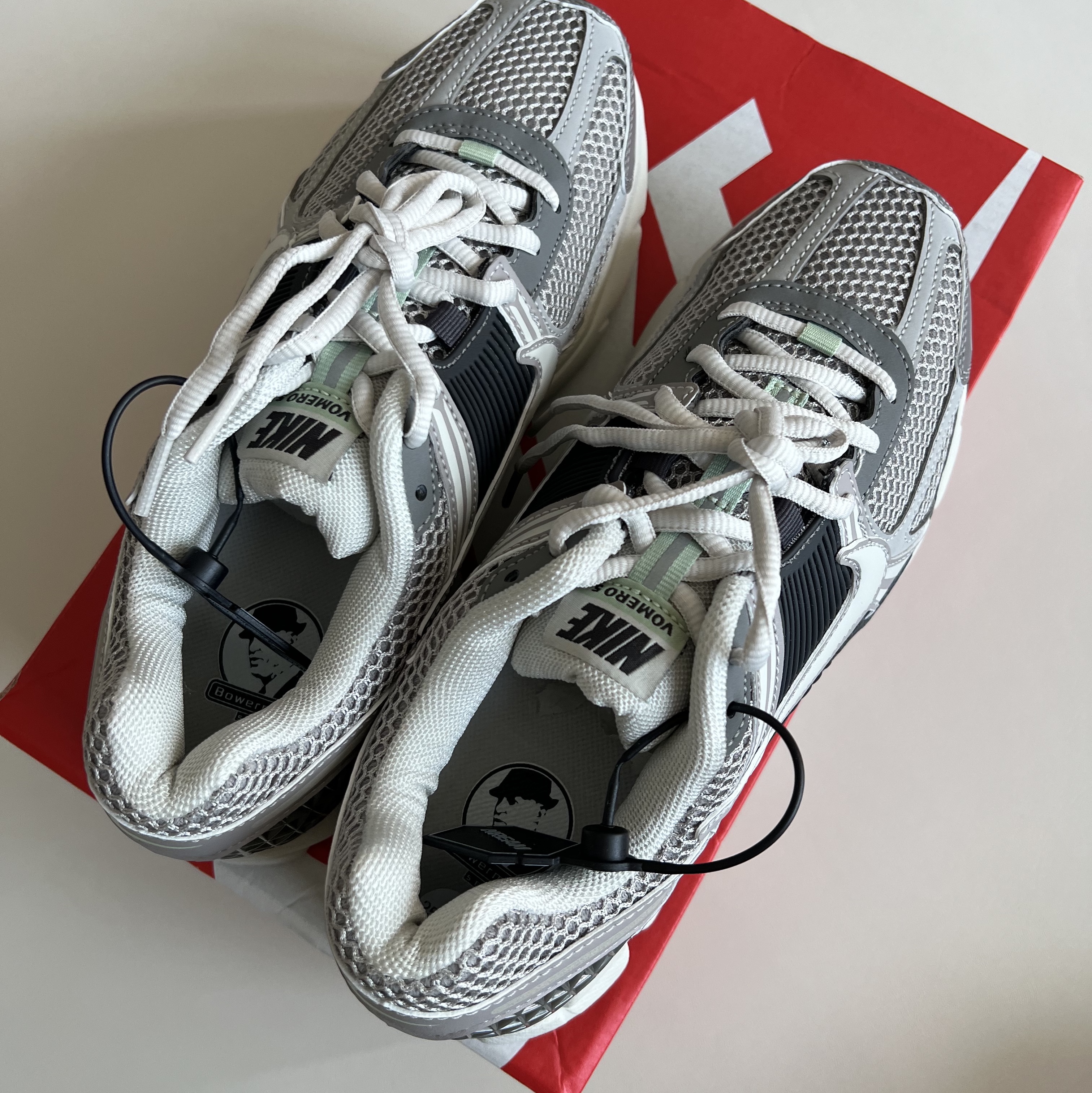 (W) Nike Zoom Vomero 5 Cobblestone and Flat Pewter 착용 스타일