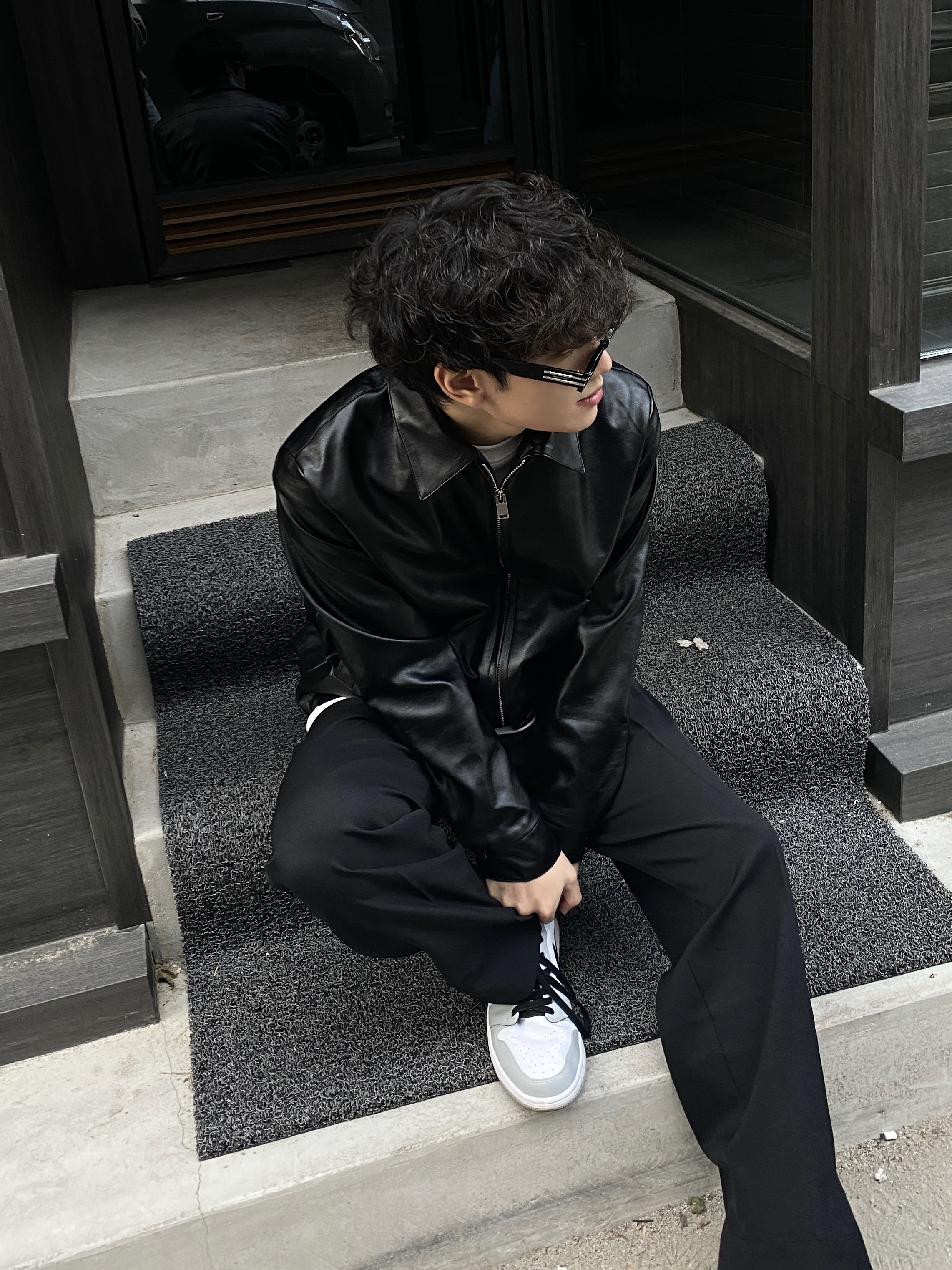 Gentle Monster Ghost 01 Black, Jordan 1 Mid Light Smoke Grey 착용 스타일 - 3