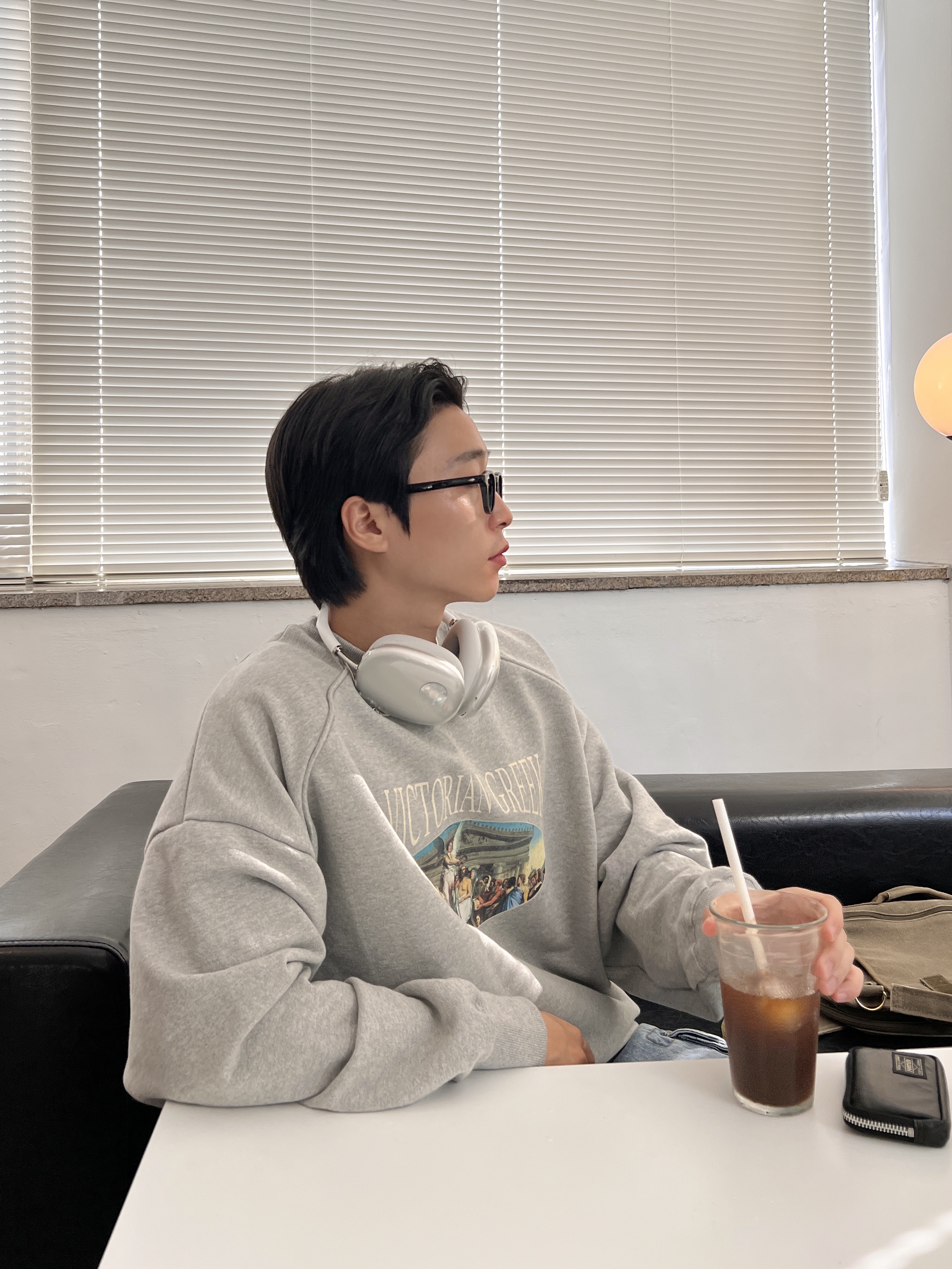 Clarks Wallabee Maple Suede, Apple AirPods Max Lightning Silver (Korean Ver.) 착용 스타일 - 3
