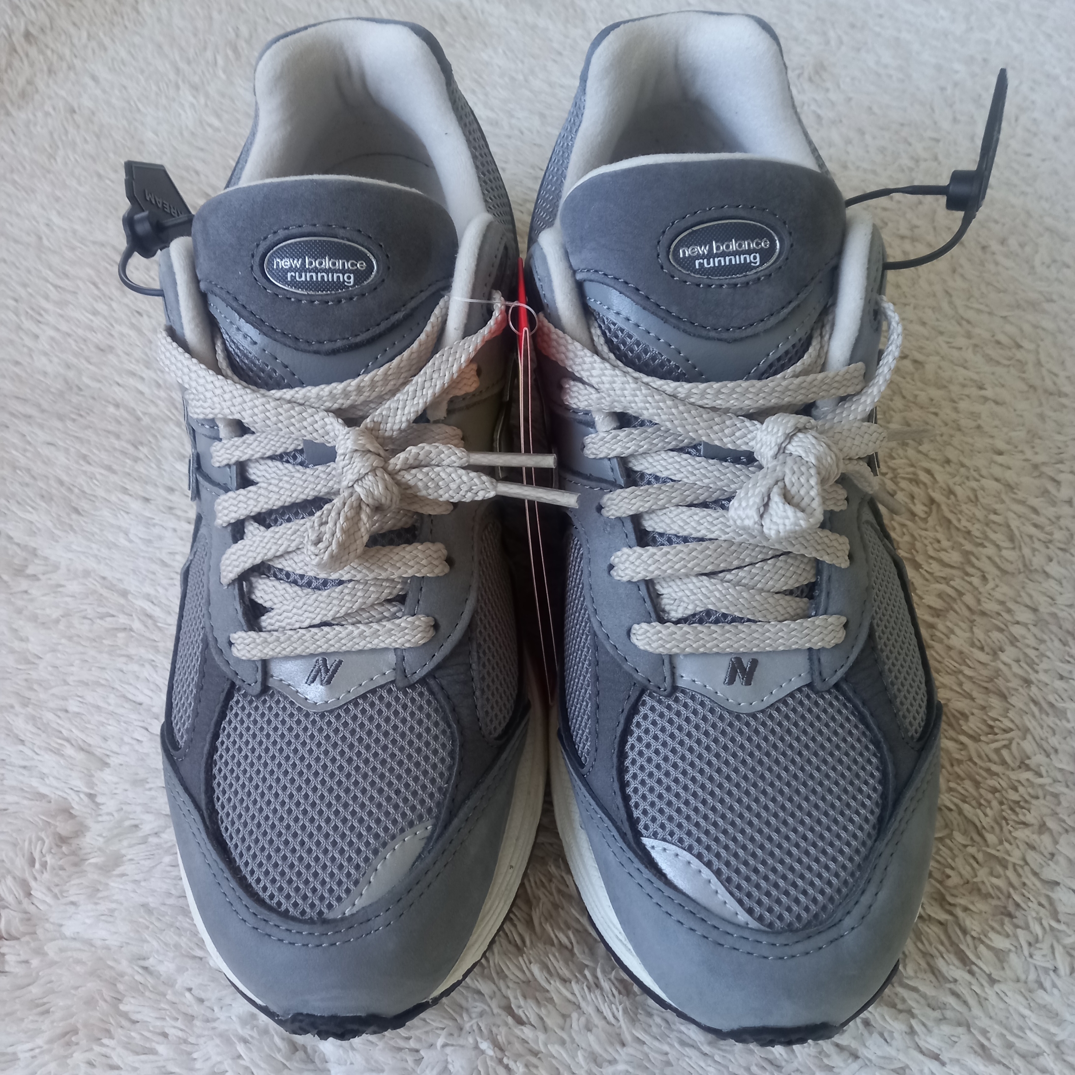 New Balance 2002R Premium Vintage Grey 착용 스타일 - 4