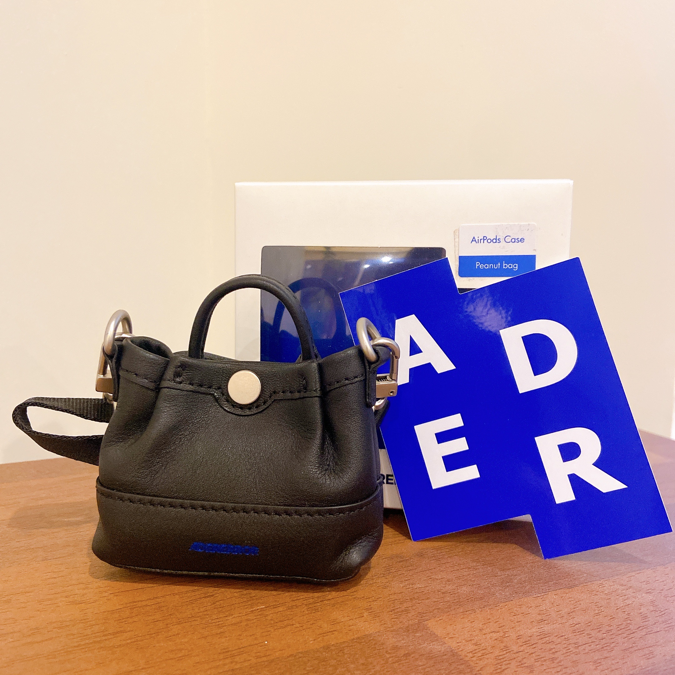 Ader Error Peanut Airpods Pouch Noir, Ader Error Peanut Airpods Pouch Blue 착용 스타일