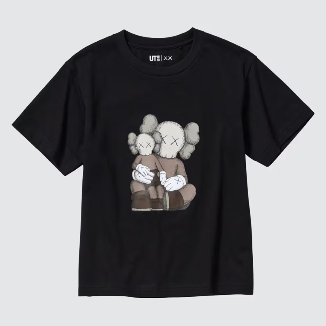 Uniqlo UT x Kaws Short Sleeve Graphic T-Shirt Black 착용 스타일 - 2