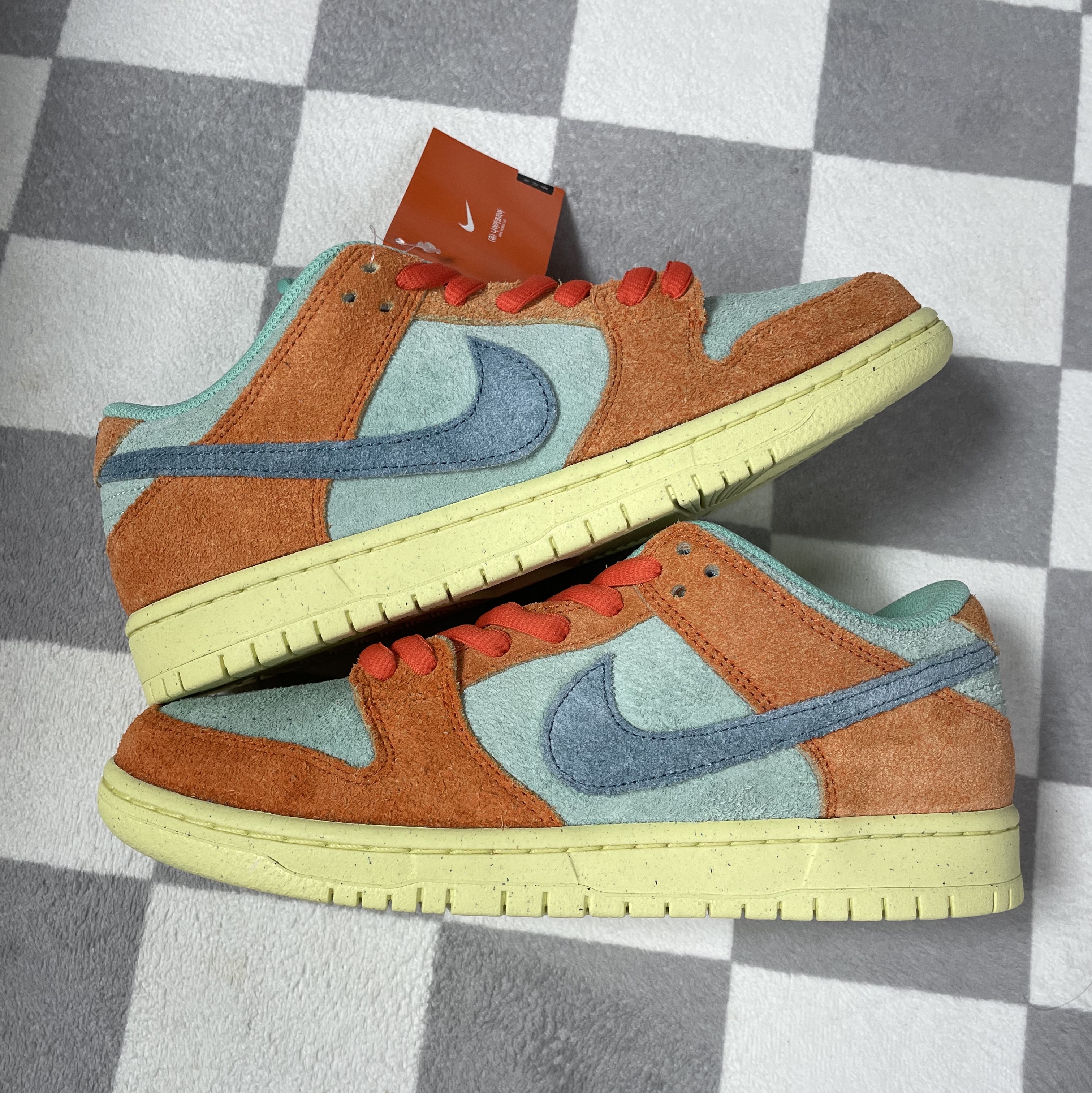 Nike SB Dunk Low Pro Premium Orange and Emerald Rise 착용 스타일 - 1