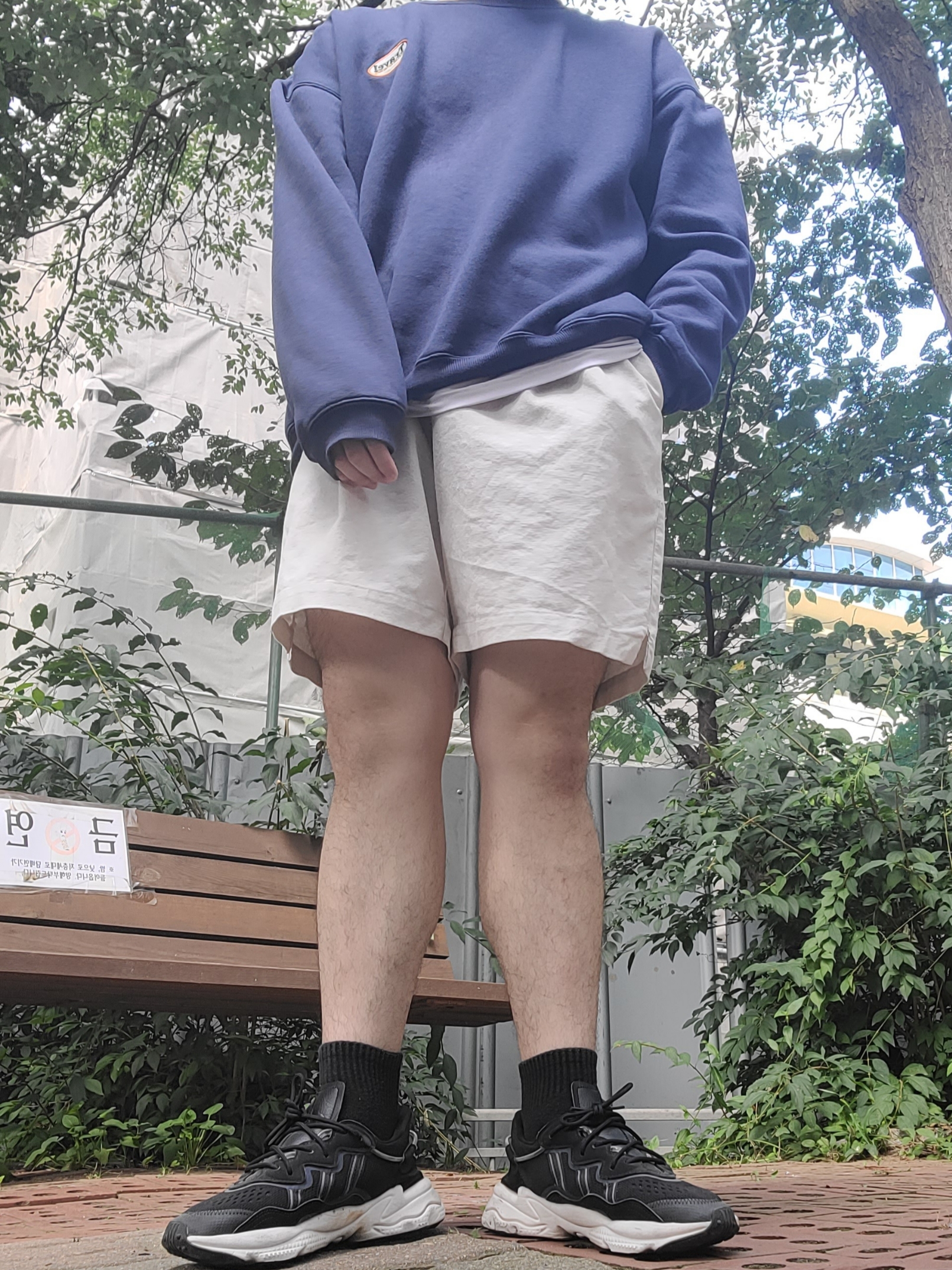 Adidas Ozweego Core Black Grey 착용 스타일 - 1