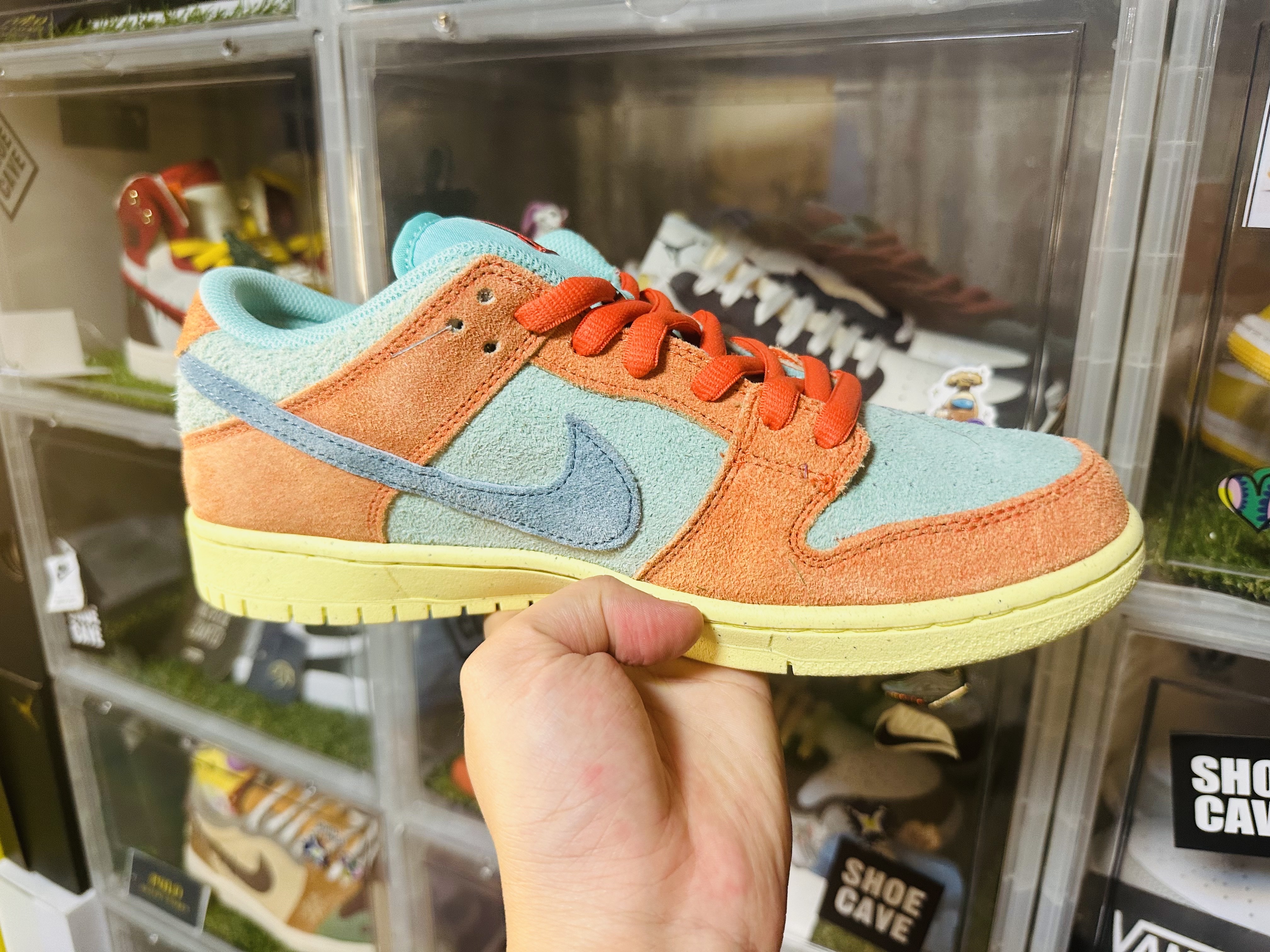 Nike SB Dunk Low Pro Premium Orange and Emerald Rise 착용 스타일 - 2
