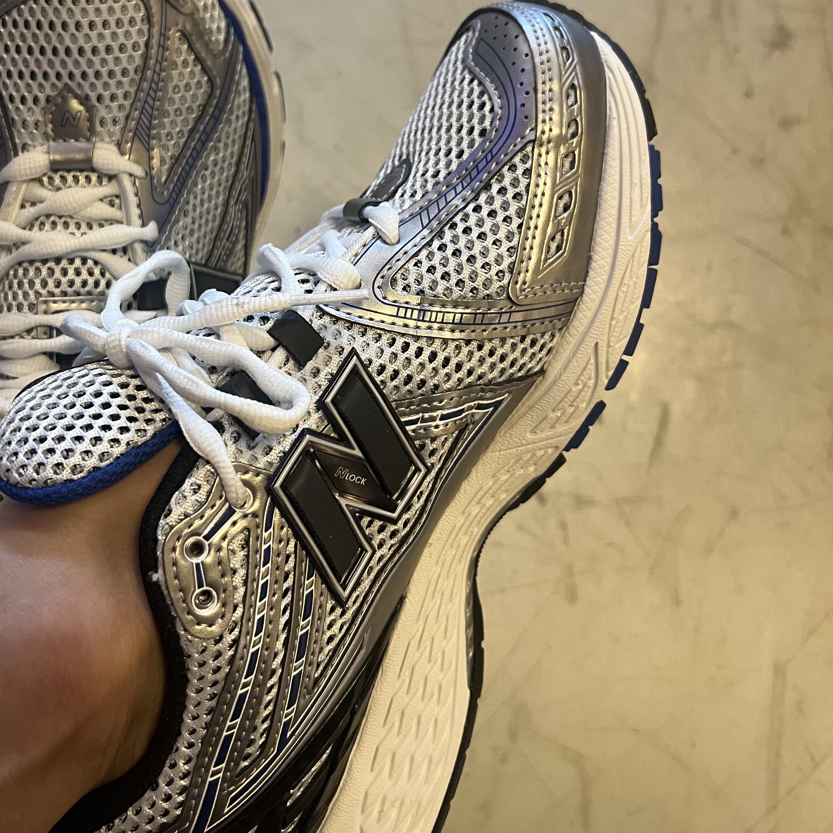 New Balance 1906R Silver Metallic 착용 스타일
