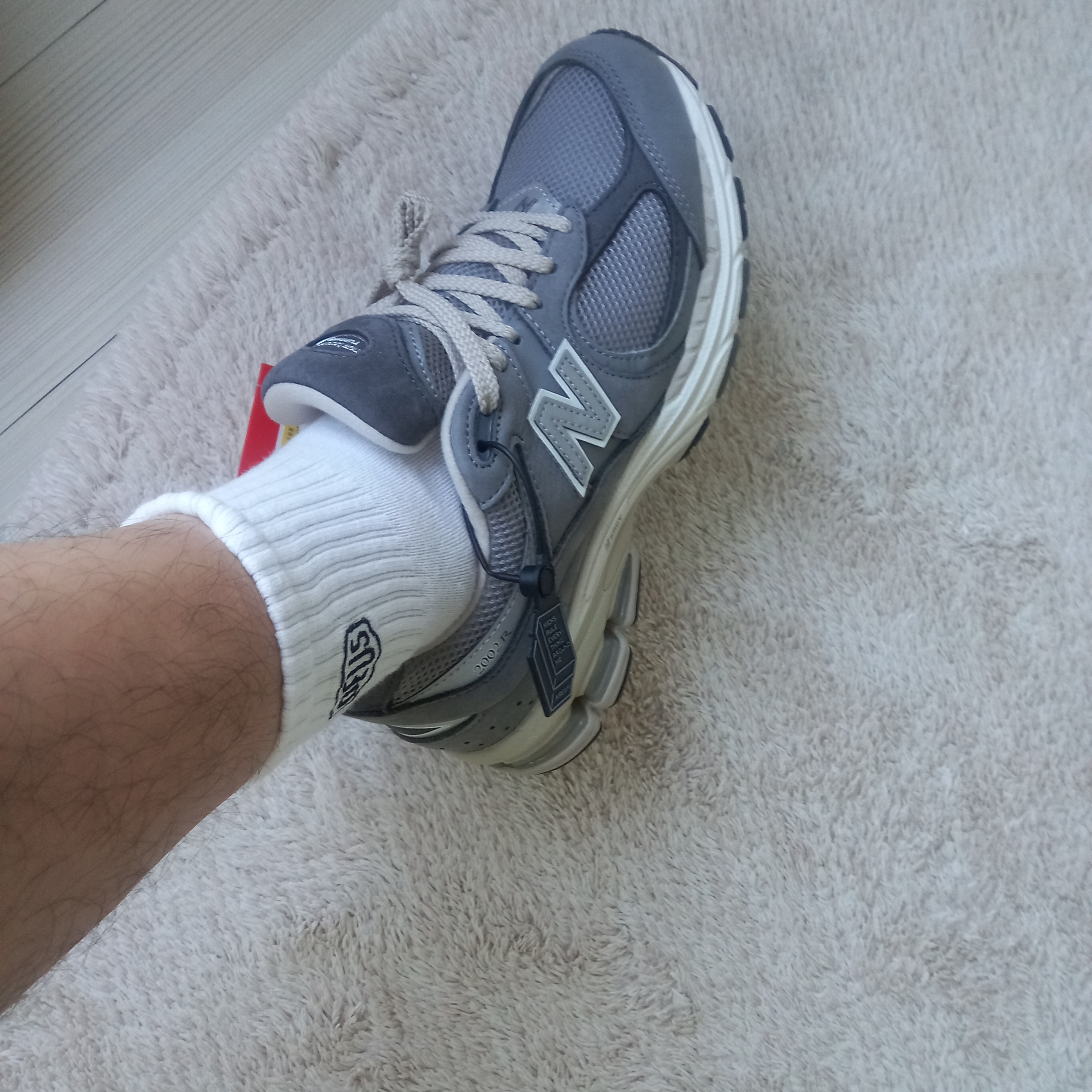 New Balance 2002R Premium Vintage Grey 착용 스타일 - 2