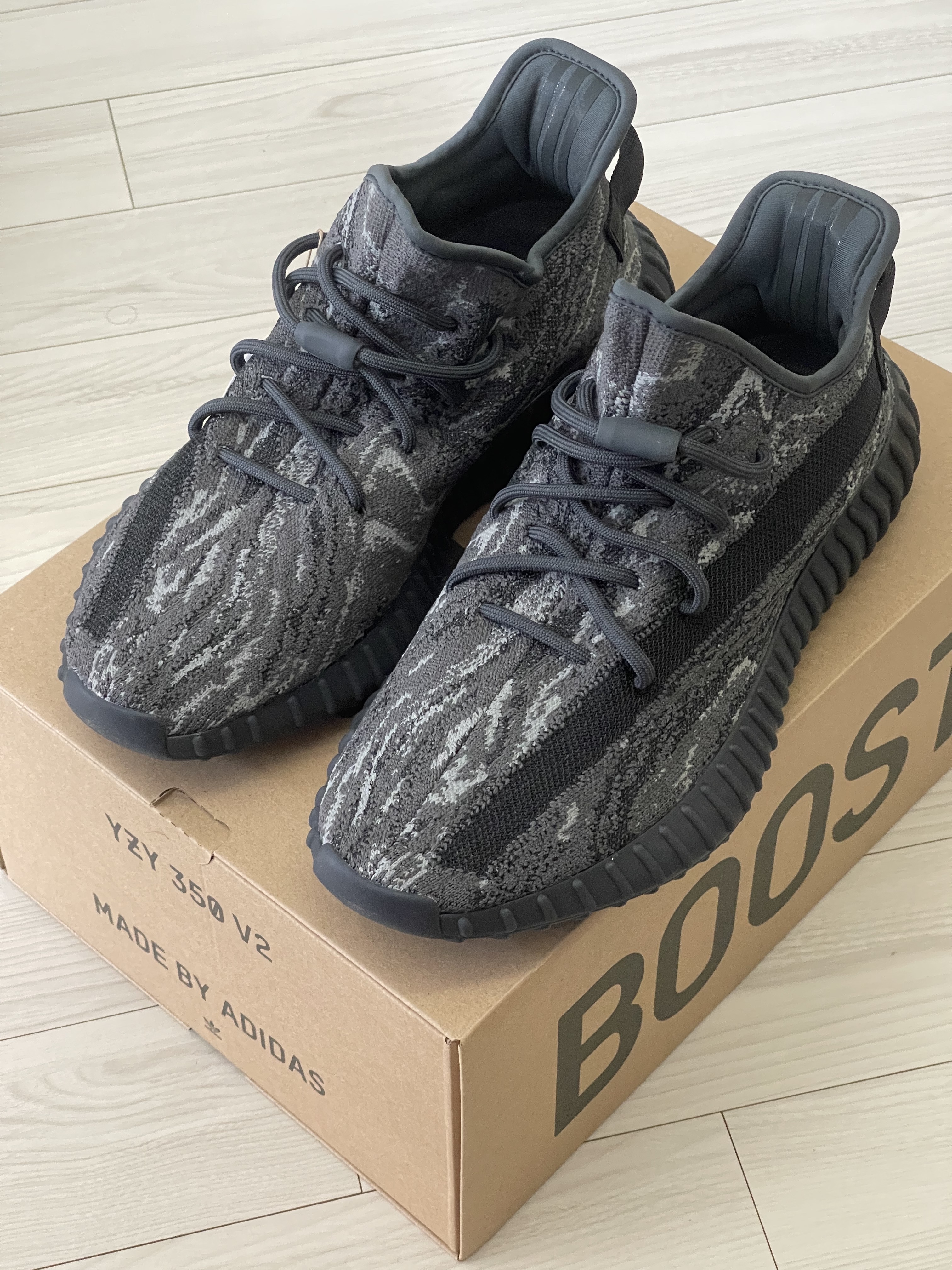 Adidas Yeezy Boost 350 V2 Static 2023, Adidas Yeezy Boost 350 V2 MX Dark Salt 착용 스타일 - 2