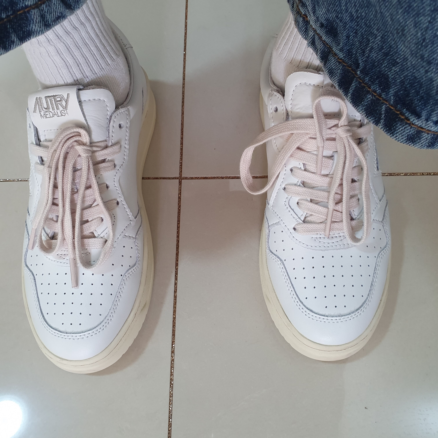 Autry Medalist Low Leather Sneakers White 착용 스타일 - 3