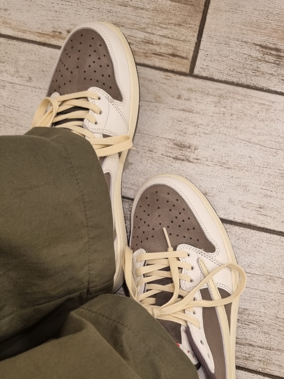 Jordan 1 x Travis Scott Retro Low OG SP Sail and Ridgerock μ°©μ© μ€νμΌ - 3