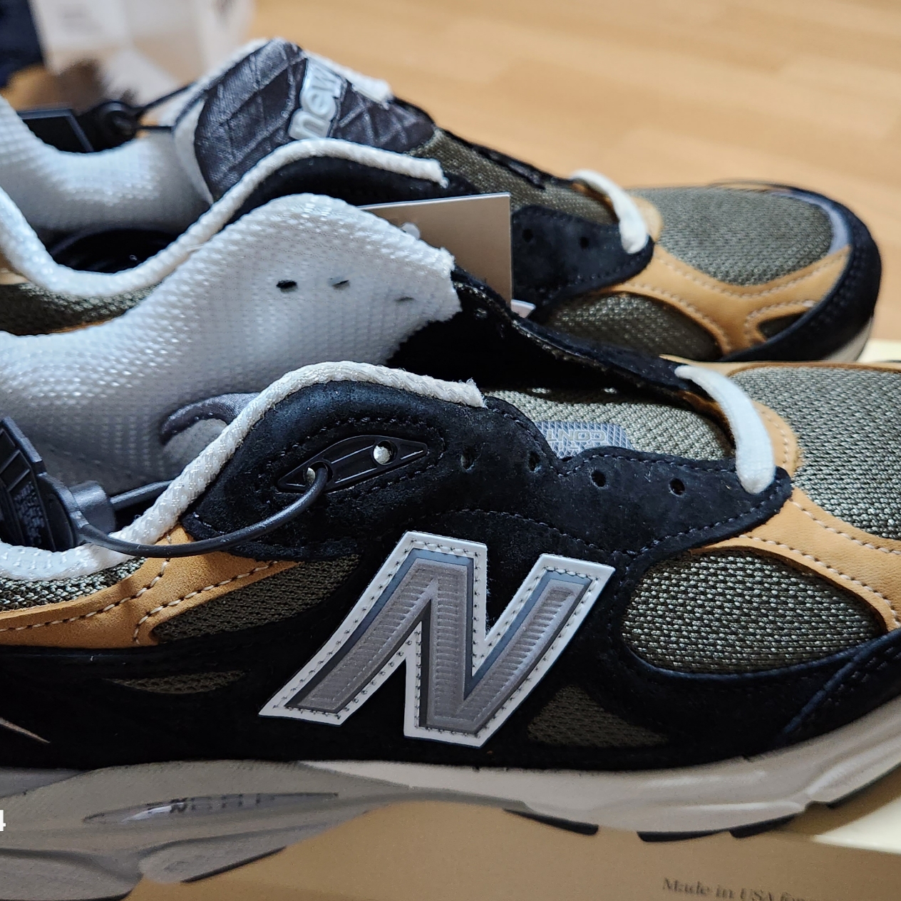 New Balance 990v3 Made in USA Black Tan 착용 스타일 - 3