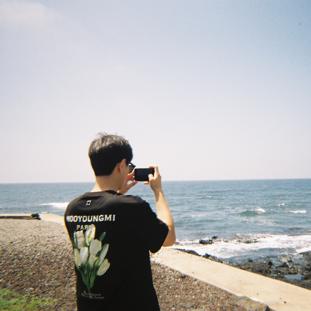 Wooyoungmi Flower Print Back Logo T-Shirt Black - 22SS 착용 스타일