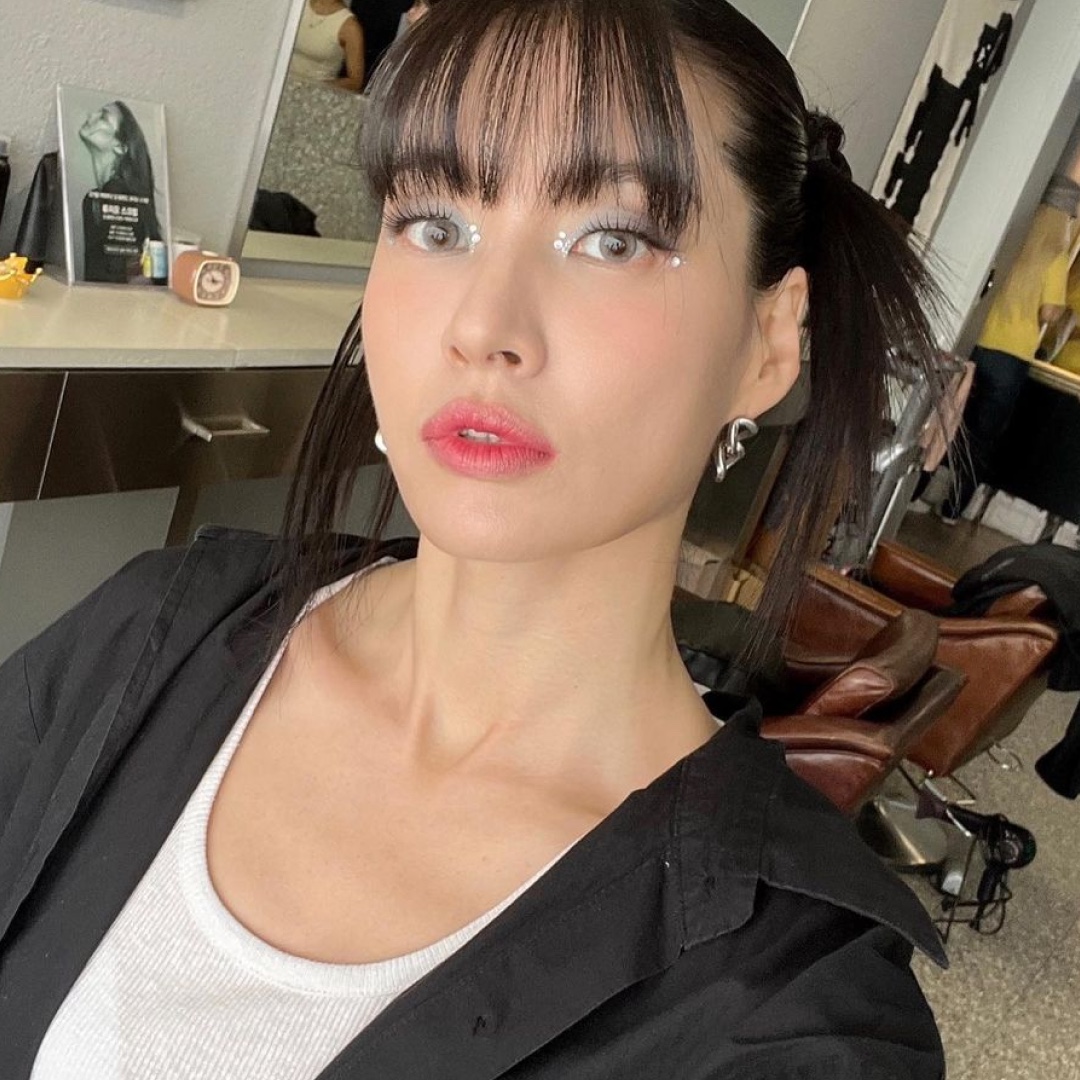 (W) Nike Air Force 1 Low '07 LX Chrome Luxe, Maison Margiela 5AC Mini Bag Black 착용 스타일 - 4