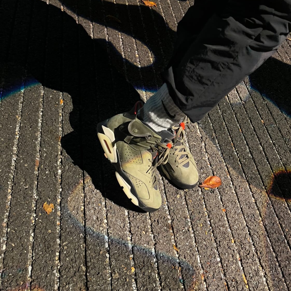 Jordan 6 x Travis Scott Retro Olive 착용 스타일 - 3
