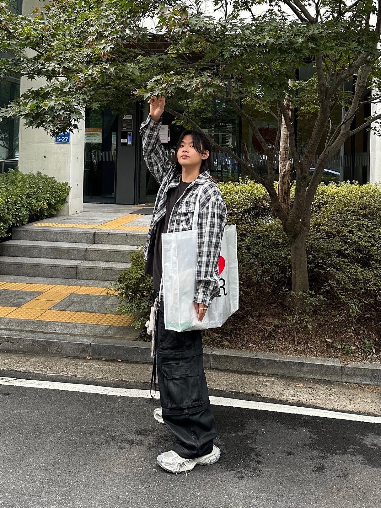 Project G/R Oversized Convertible Cargo Pants Coated Black, Balenciaga 3XL Sneakers Light Beige 착용 스타일 - 1