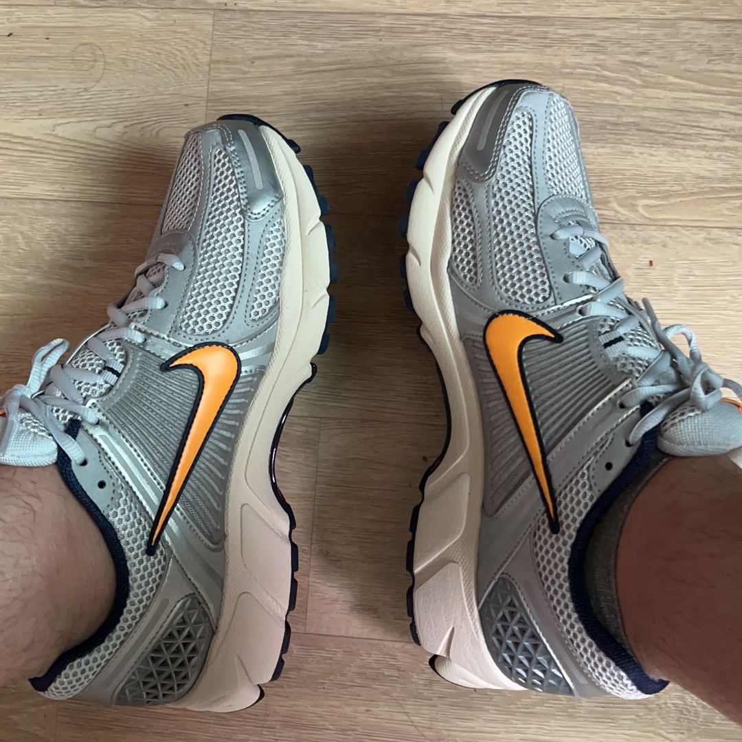 Nike Zoom Vomero 5 Pure Platinum and Laser Orange 착용 스타일