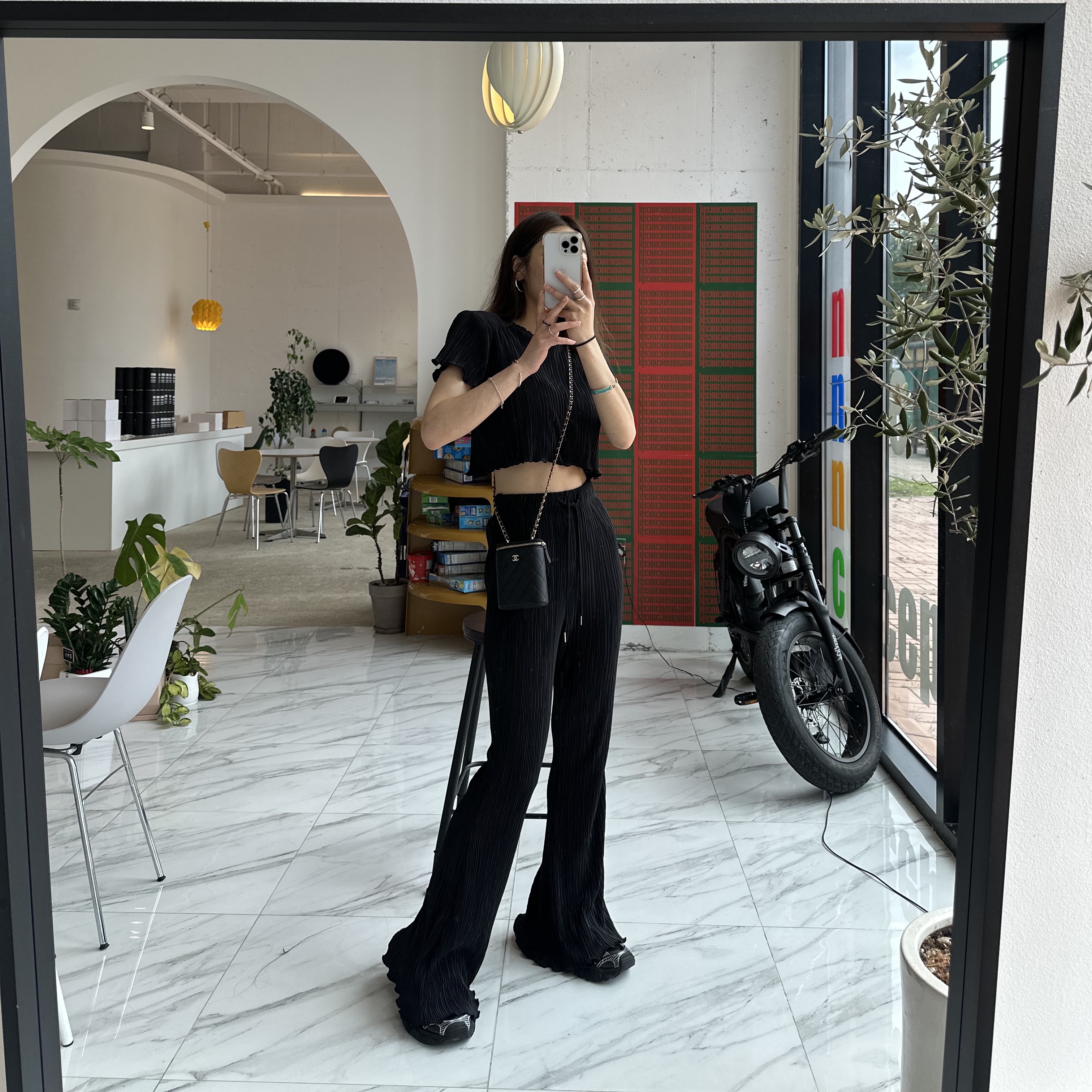 Balenciaga 3XL Sneakers Black White, Chanel Mini Classic Vanity With Chain Grained Calfskin & Gold Black (Inside Mirror) 착용 스타일 - 3