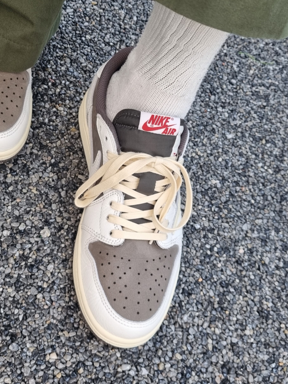 Jordan 1 x Travis Scott Retro Low OG SP Sail and Ridgerock μ°©μ© μ€νμΌ - 4