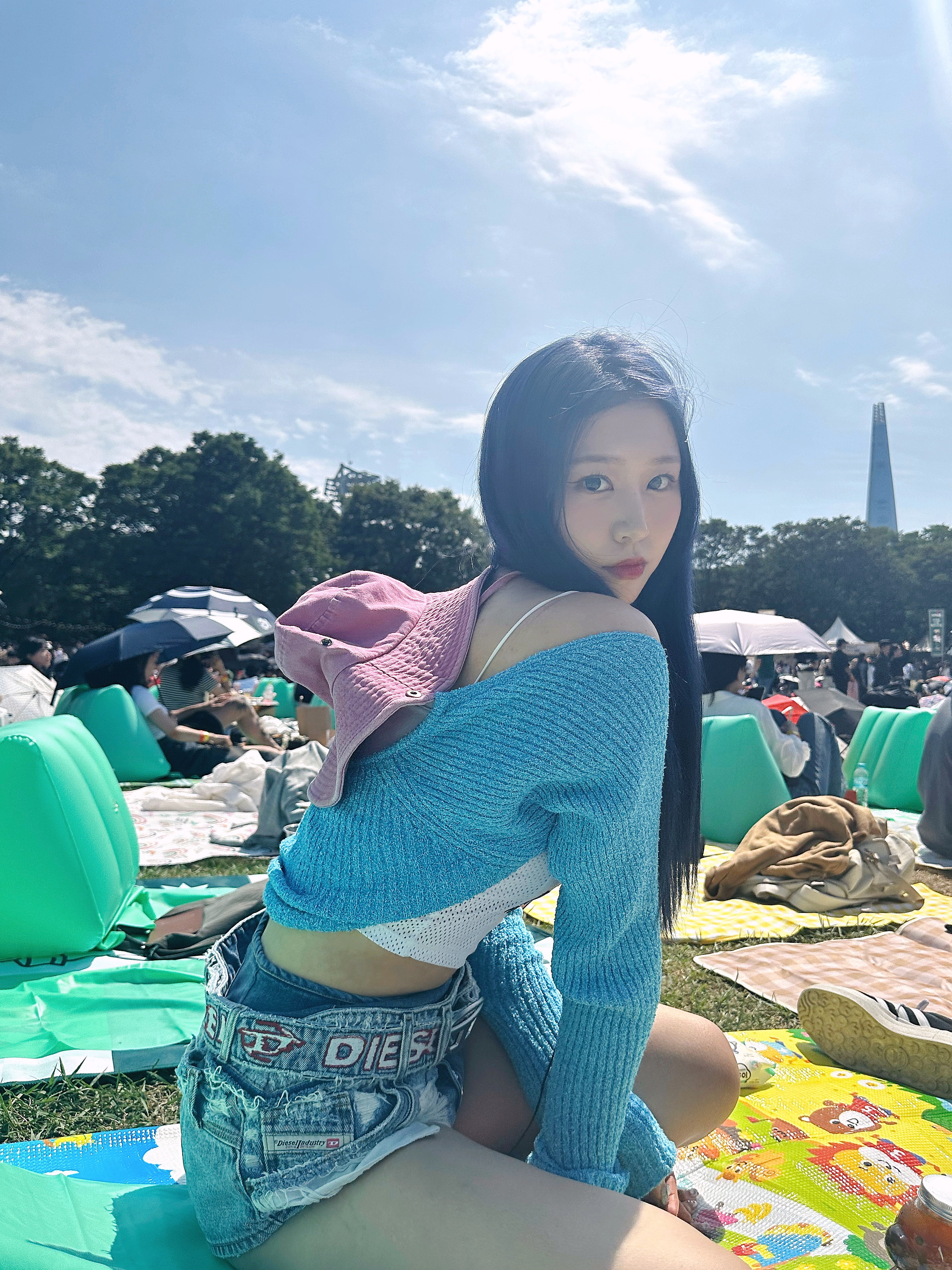 (W) Diesel De-Monker Destroyed Denim Shorts Light Blue 착용 스타일 - 3