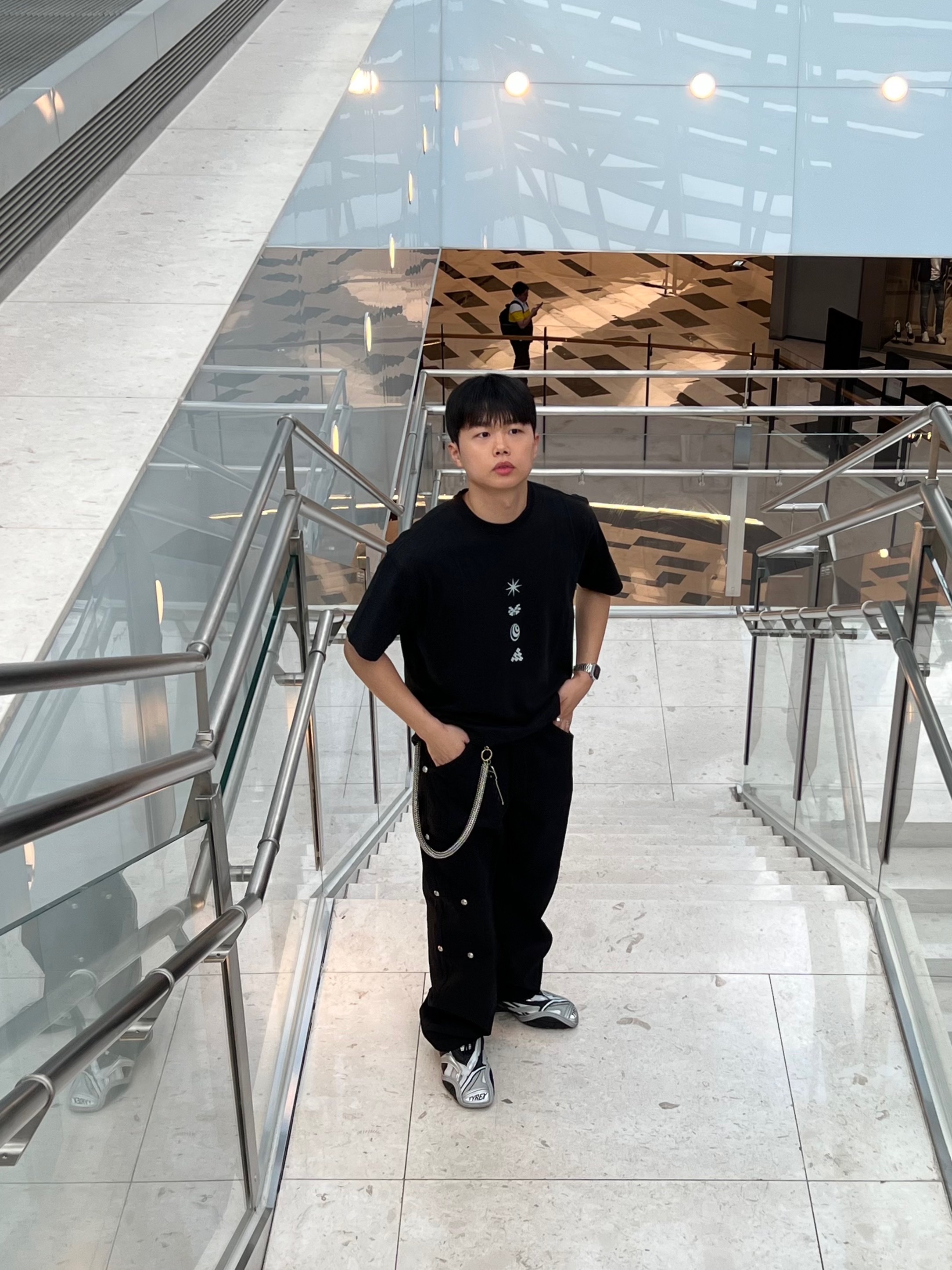 Balenciaga Tyrex Sneakers Black Grey 착용 스타일 - 1
