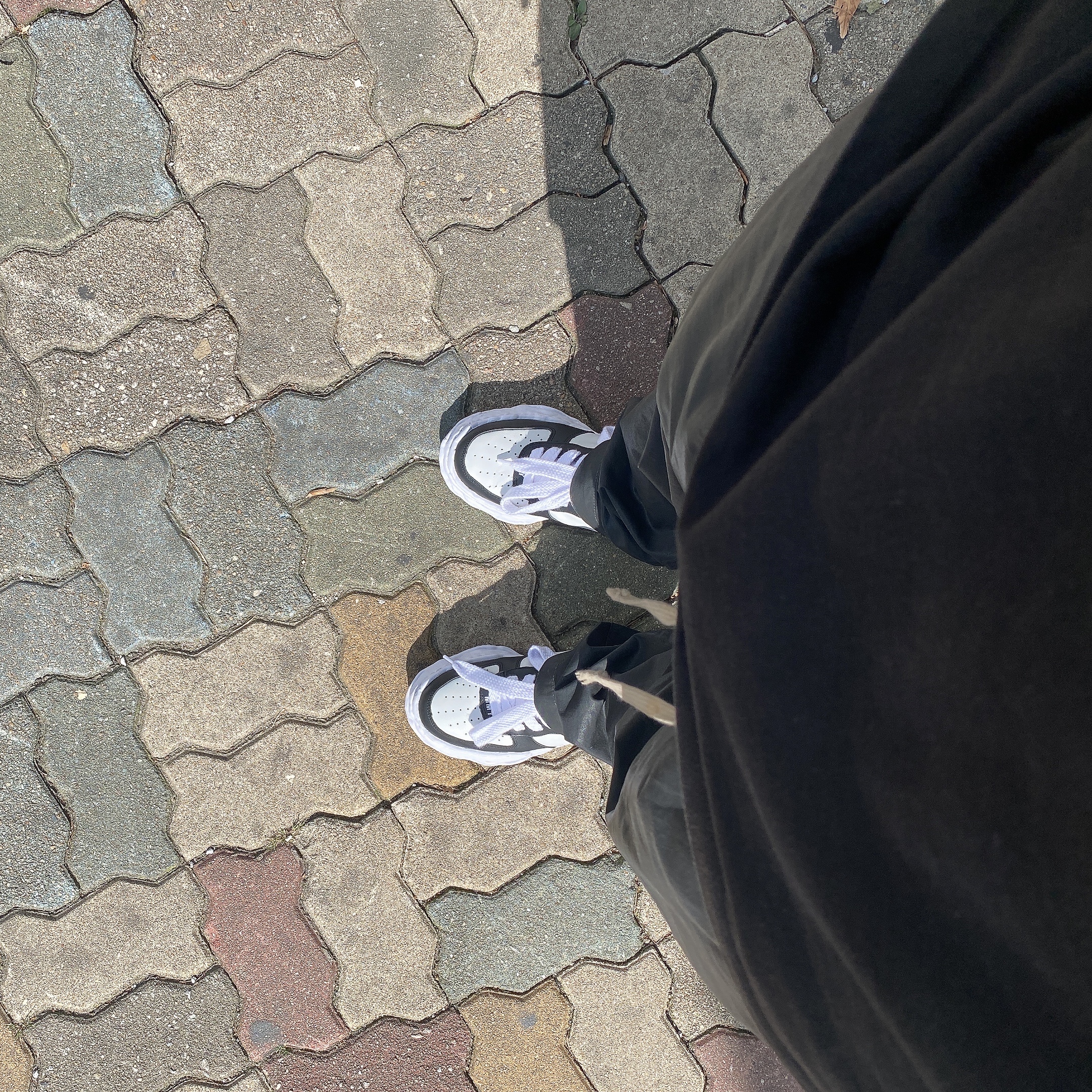 Maison Mihara Yasuhiro Wayne OG Sole Leather Low-top Sneakers Black White 착용 스타일