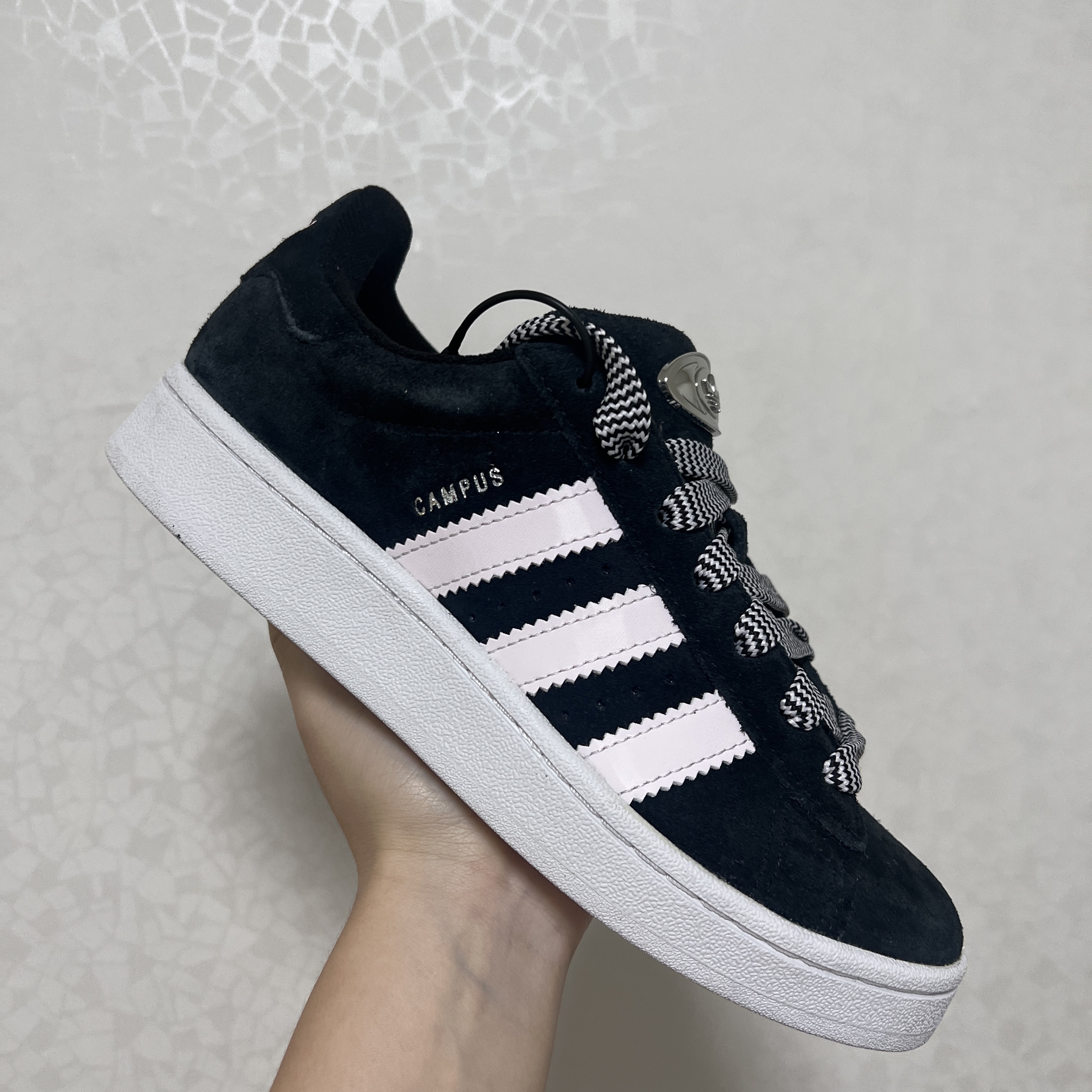 (W) Adidas Campus 00s Core Black Almost Pink 착용 스타일 - 1