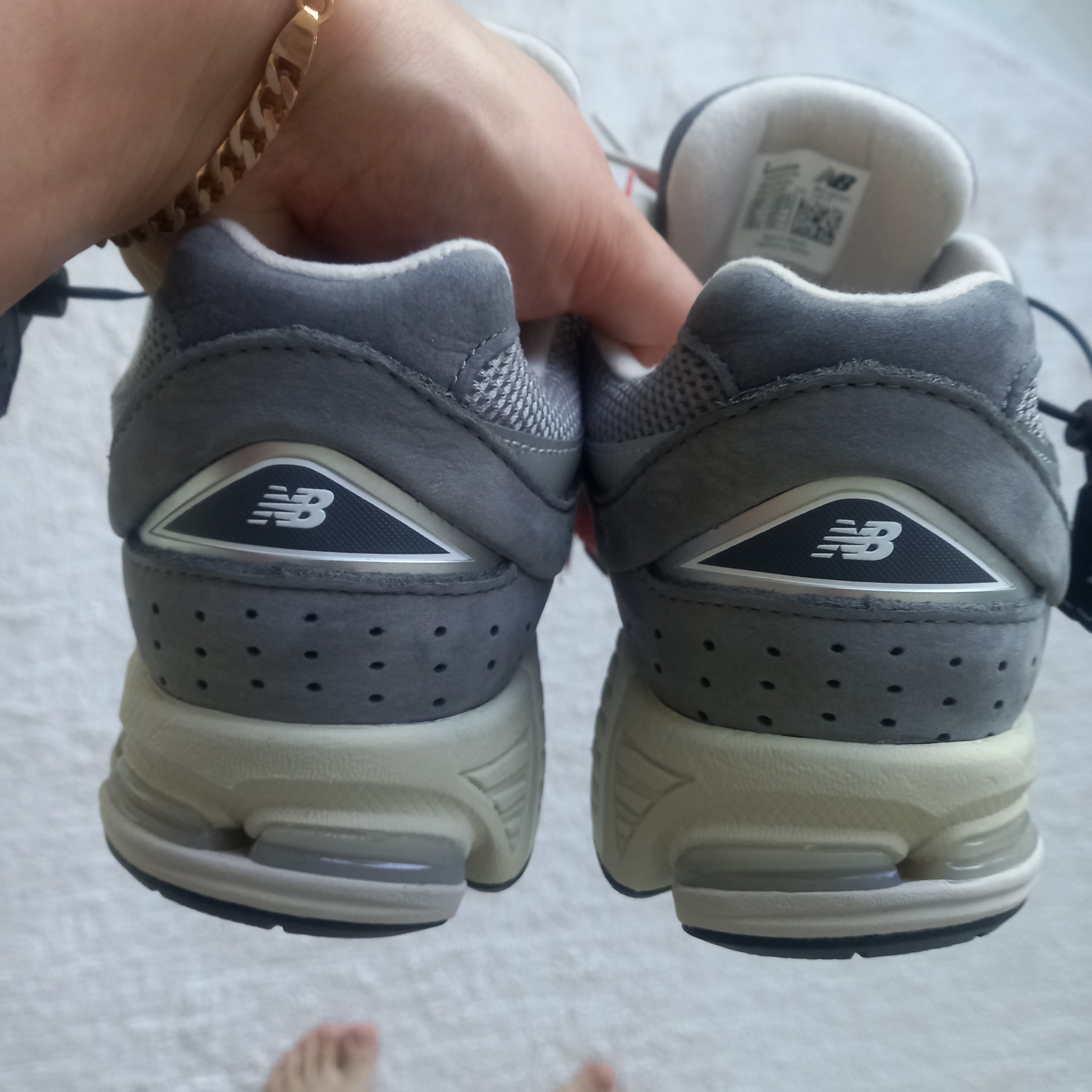 New Balance 2002R Premium Vintage Grey 착용 스타일 - 5
