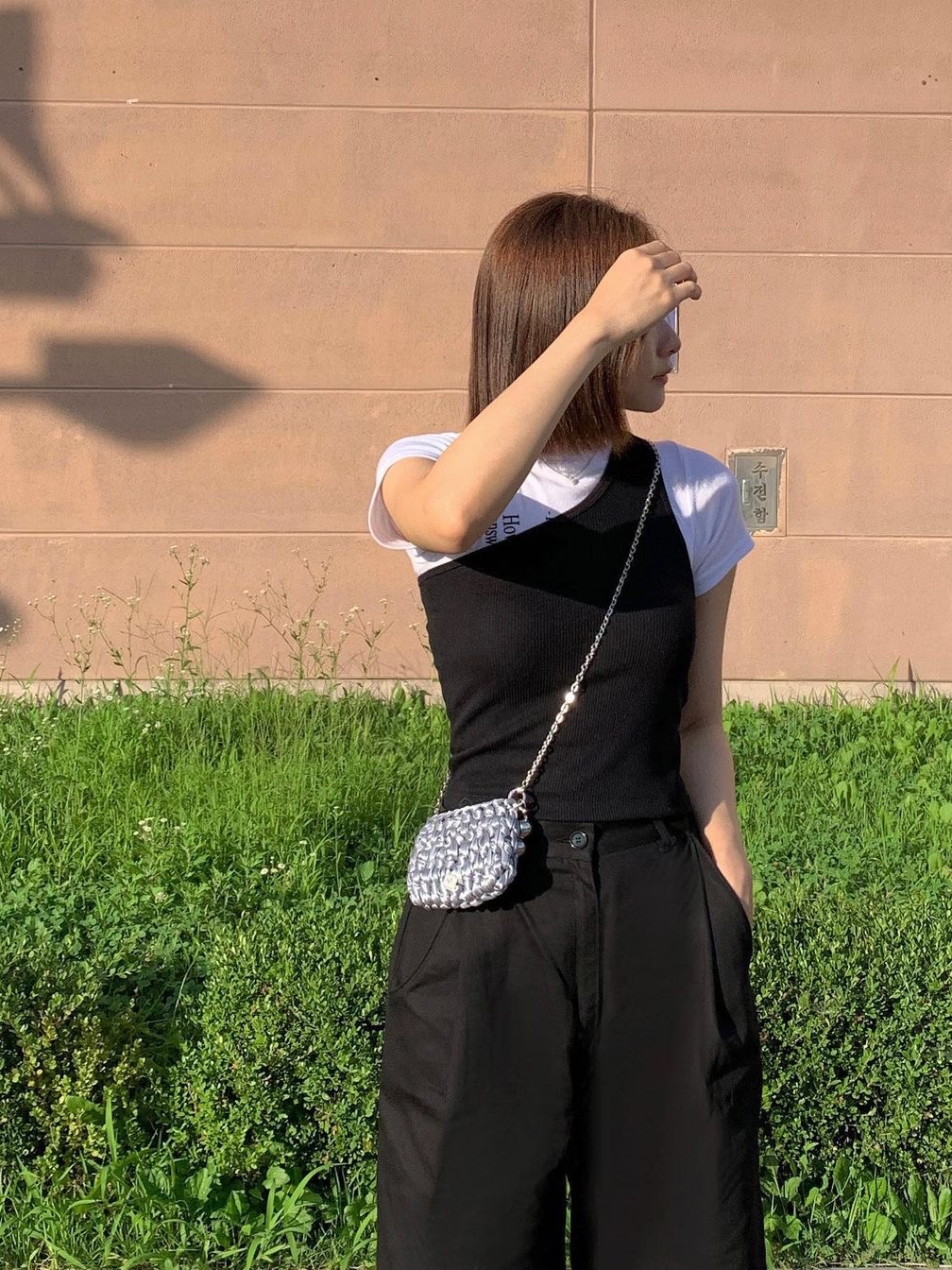 Heeari Women Lav Satin Knit Mini Bag Silver 착용 스타일 - 1
