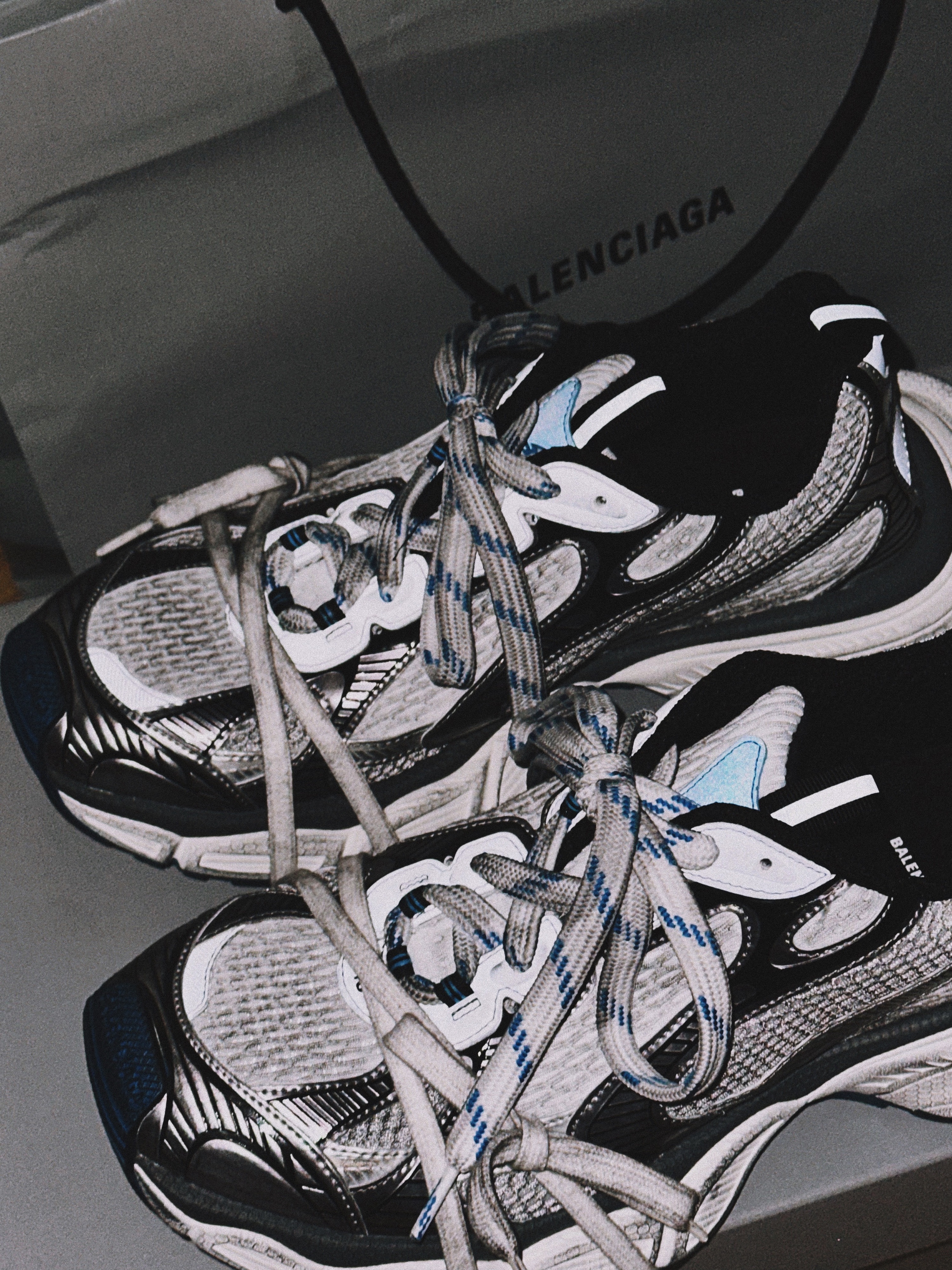 Balenciaga 3XL Sneakers Grey White Blue 착용 스타일