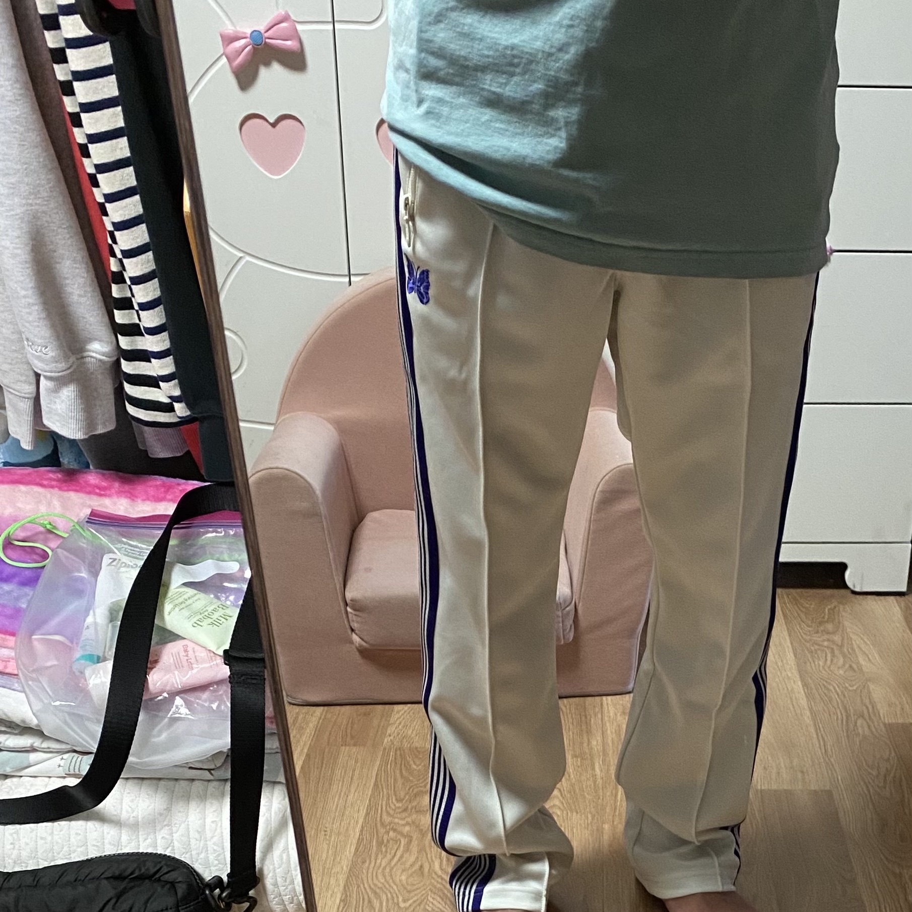 Needles Narrow Track Pants Poly Smooth Ice White 착용 스타일 - 3