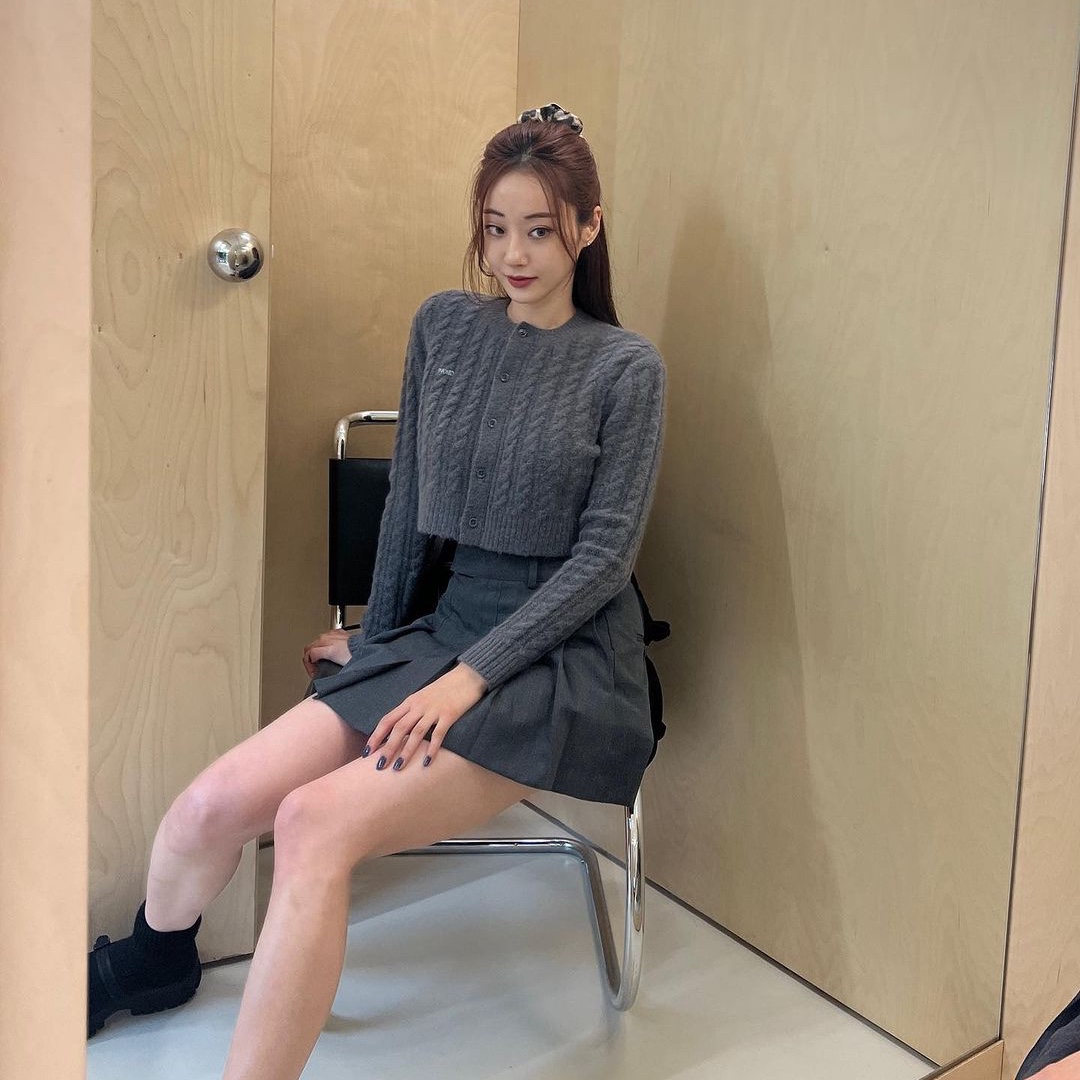 (W) Thom Browne Super 120 Twill Below The Knee Pleated Skirt Medium Grey, Green Butter Women Pintuck Pleats Skirt Pants Belt Set Black 착용 스타일 - 3