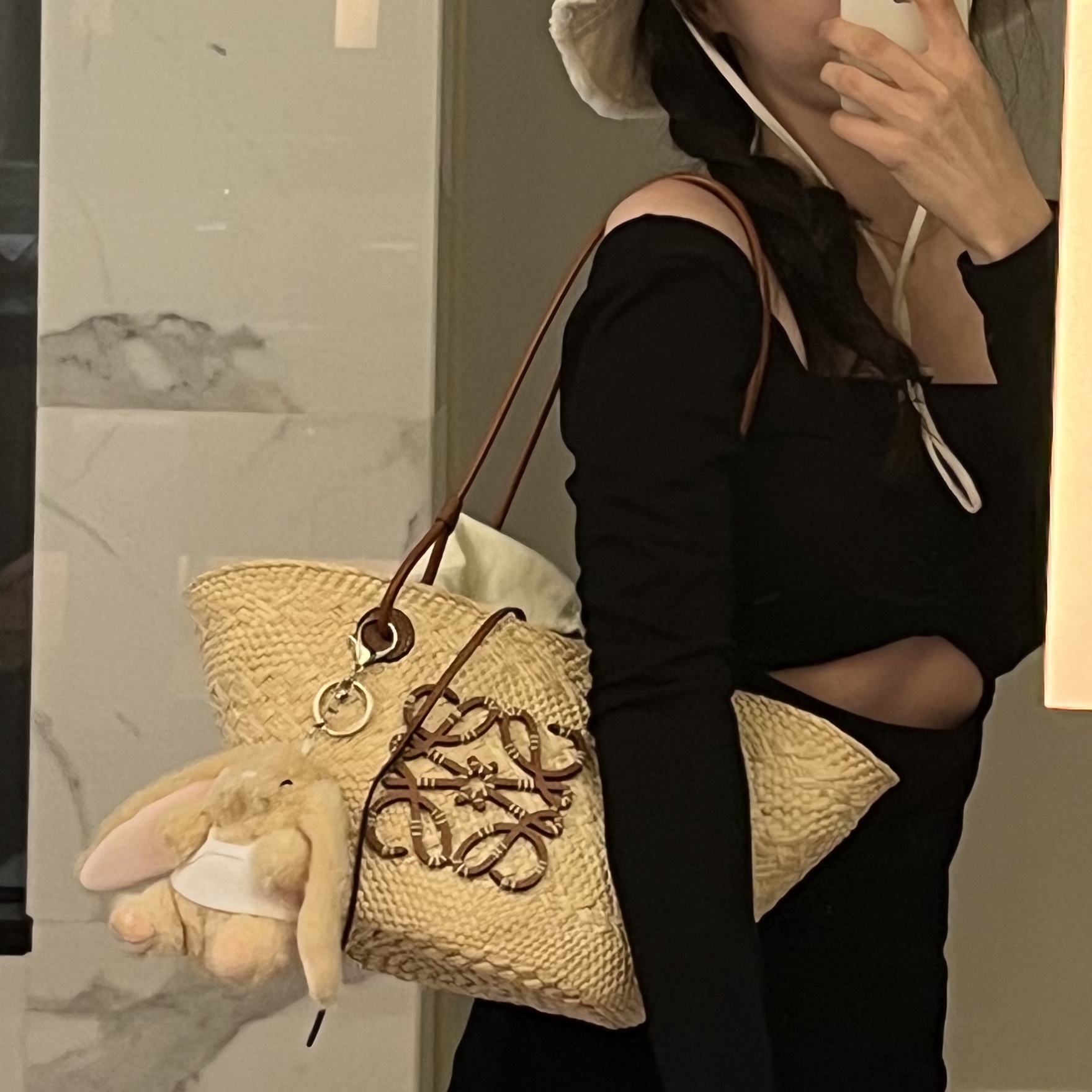 Loewe Anagram Basket Bag in Iraca Palm and Calfskin Natural Tan, Loewe Small Anagram Basket Bag in Iraca Palm and Calfskin Natural Tan 착용 스타일 - 2