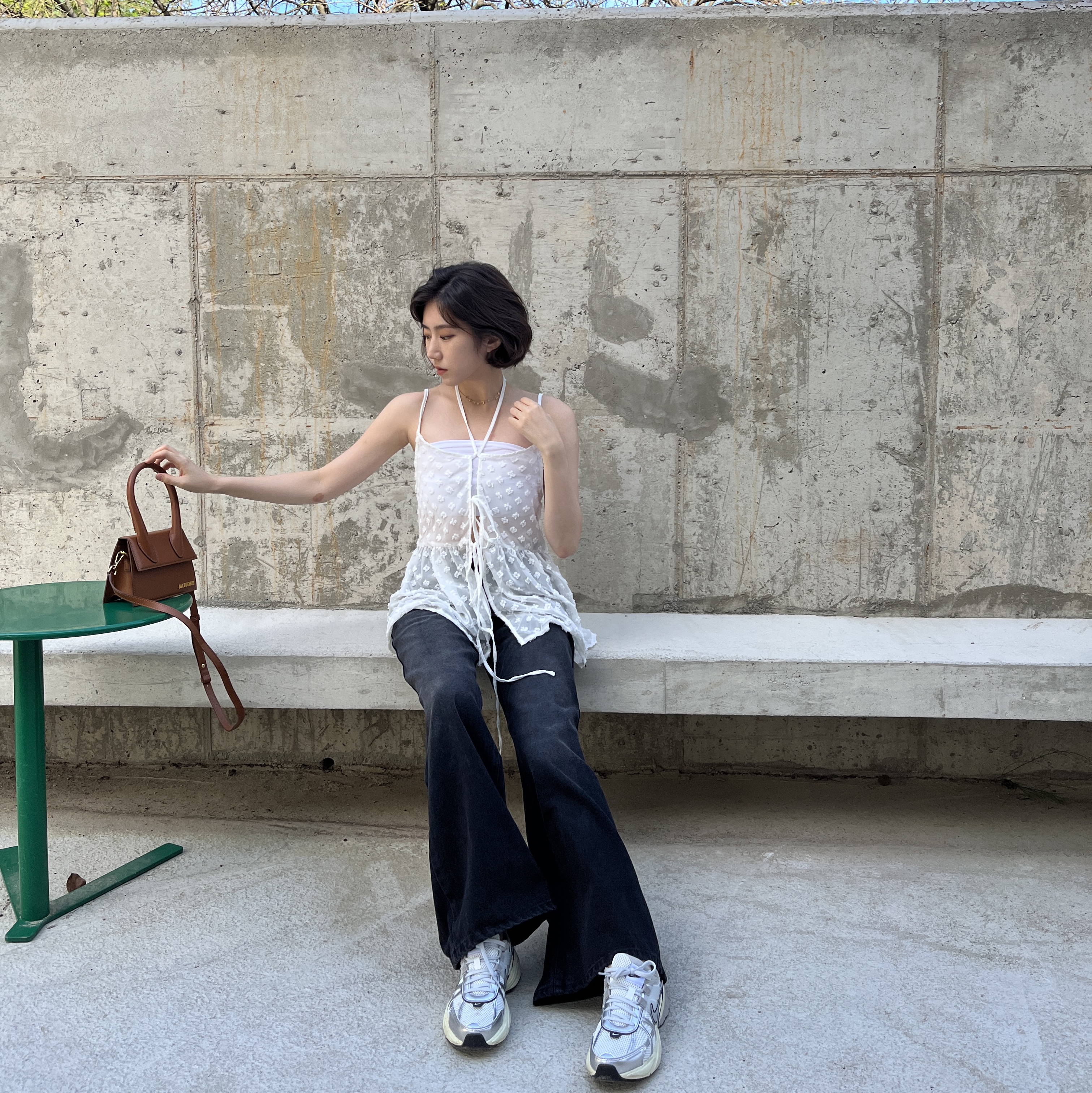 Nike V2K Run Summit White Metallic Silver, Jacquemus Le Chiquito Moyen Signature Handbag Light Brown 착용 스타일 - 3