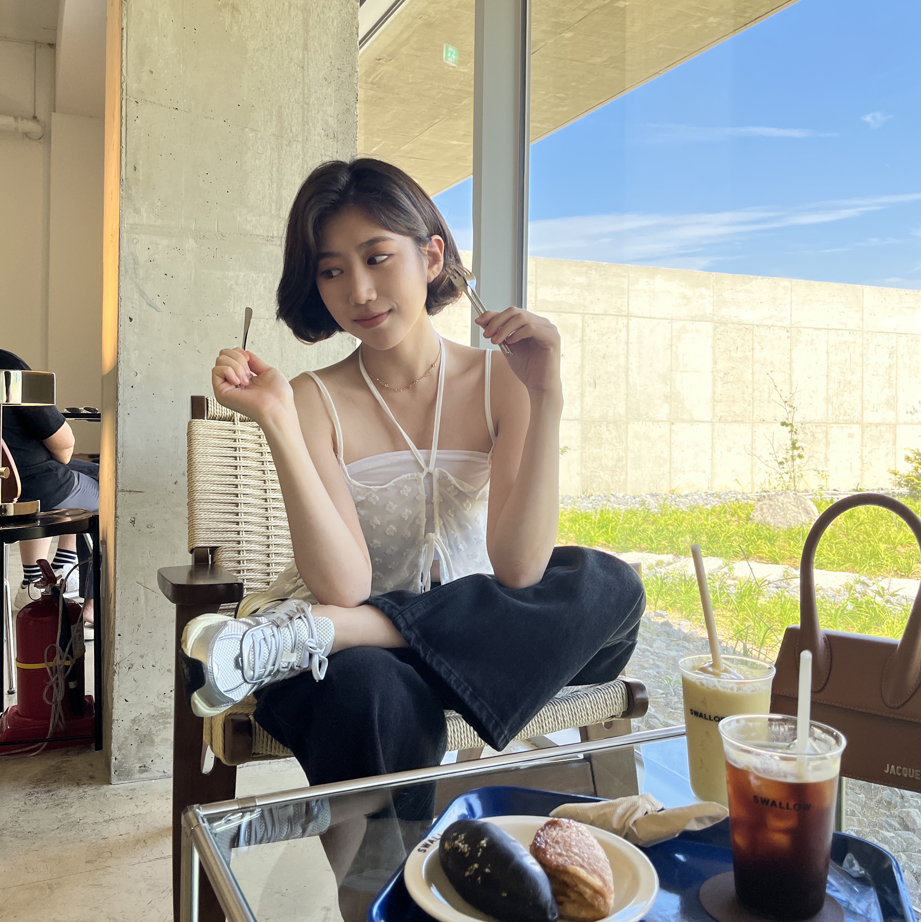 Nike V2K Run Summit White Metallic Silver, Jacquemus Le Chiquito Moyen Signature Handbag Light Brown 착용 스타일 - 4