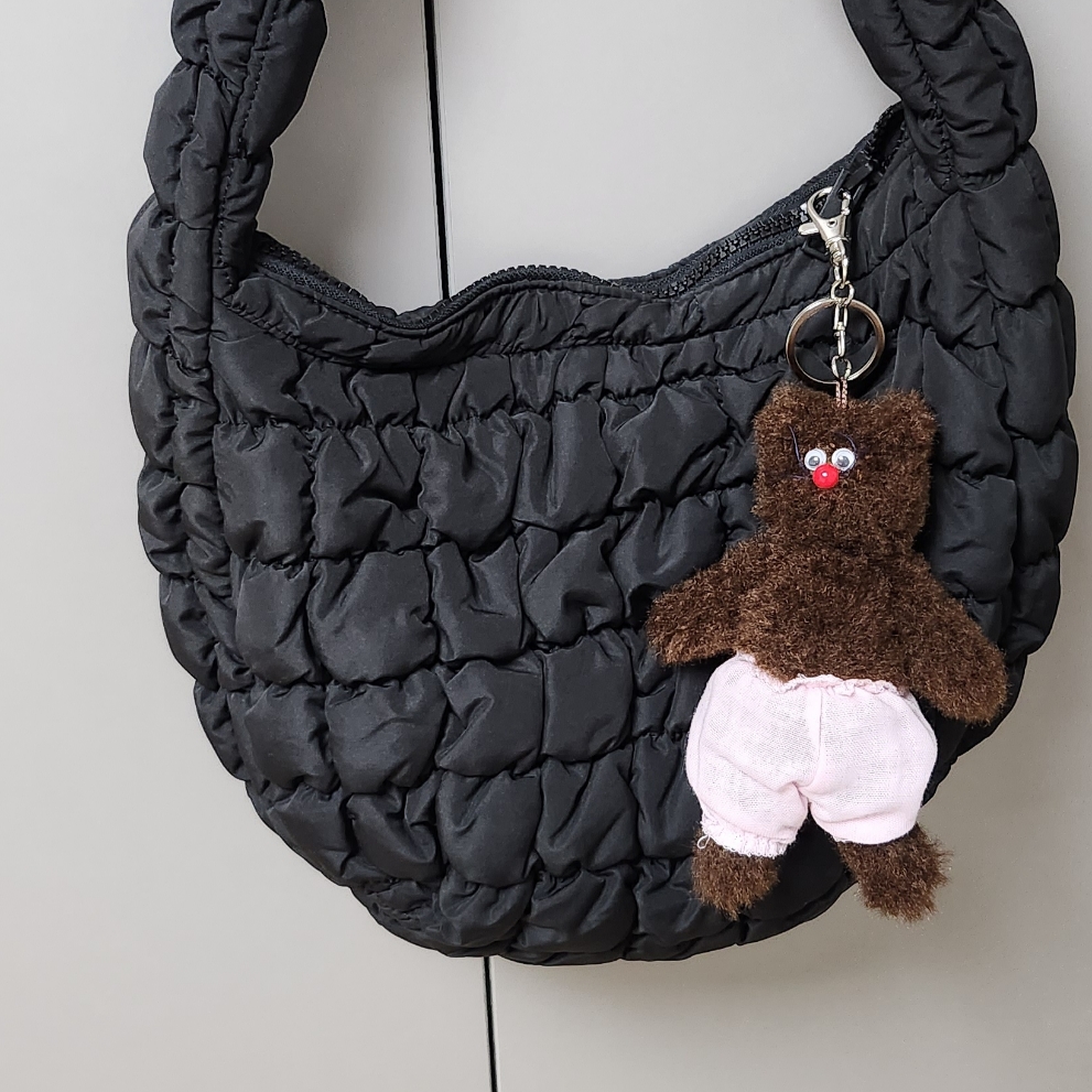 COS Quilted Mini Bag Black 착용 스타일